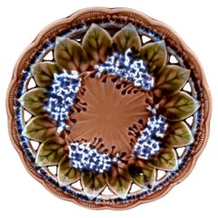 Assiette lilas réticulée en majolique Villeroy & Boch, datant d'environ 1890