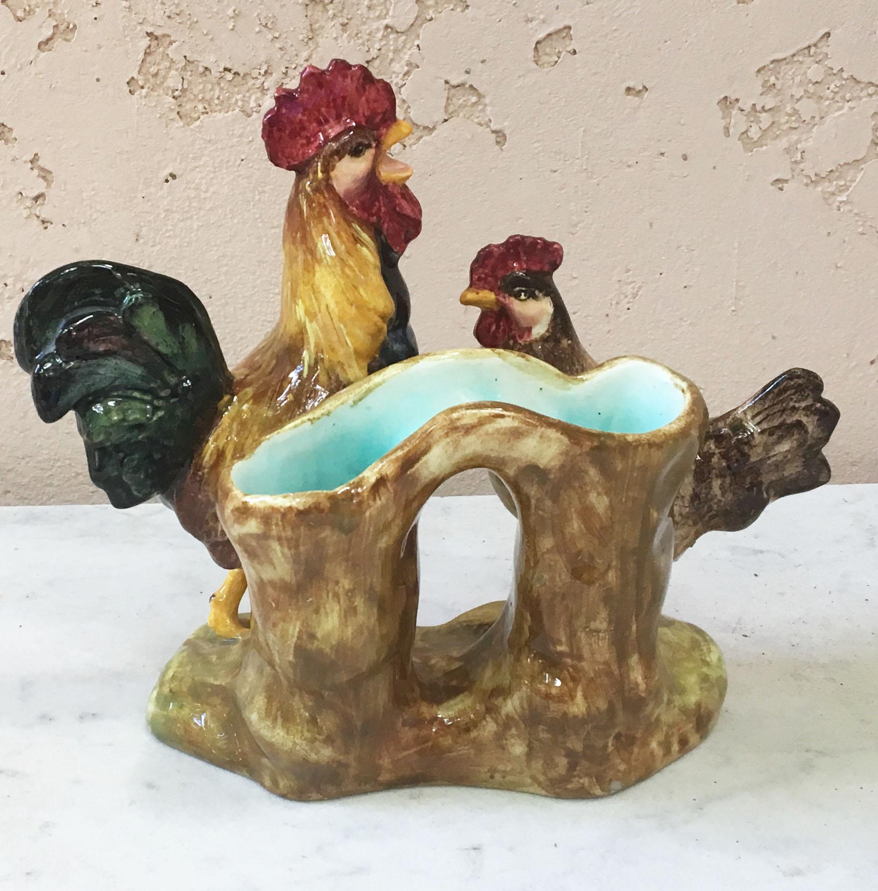 Charmante Majolika-Vase mit einem Hahn und einer Henne vor einem Baumstamm, signiert Delphin Massier, um 1890.
Referenz / Ein ähnliches Beispiel dieses Stückes Seite 83 