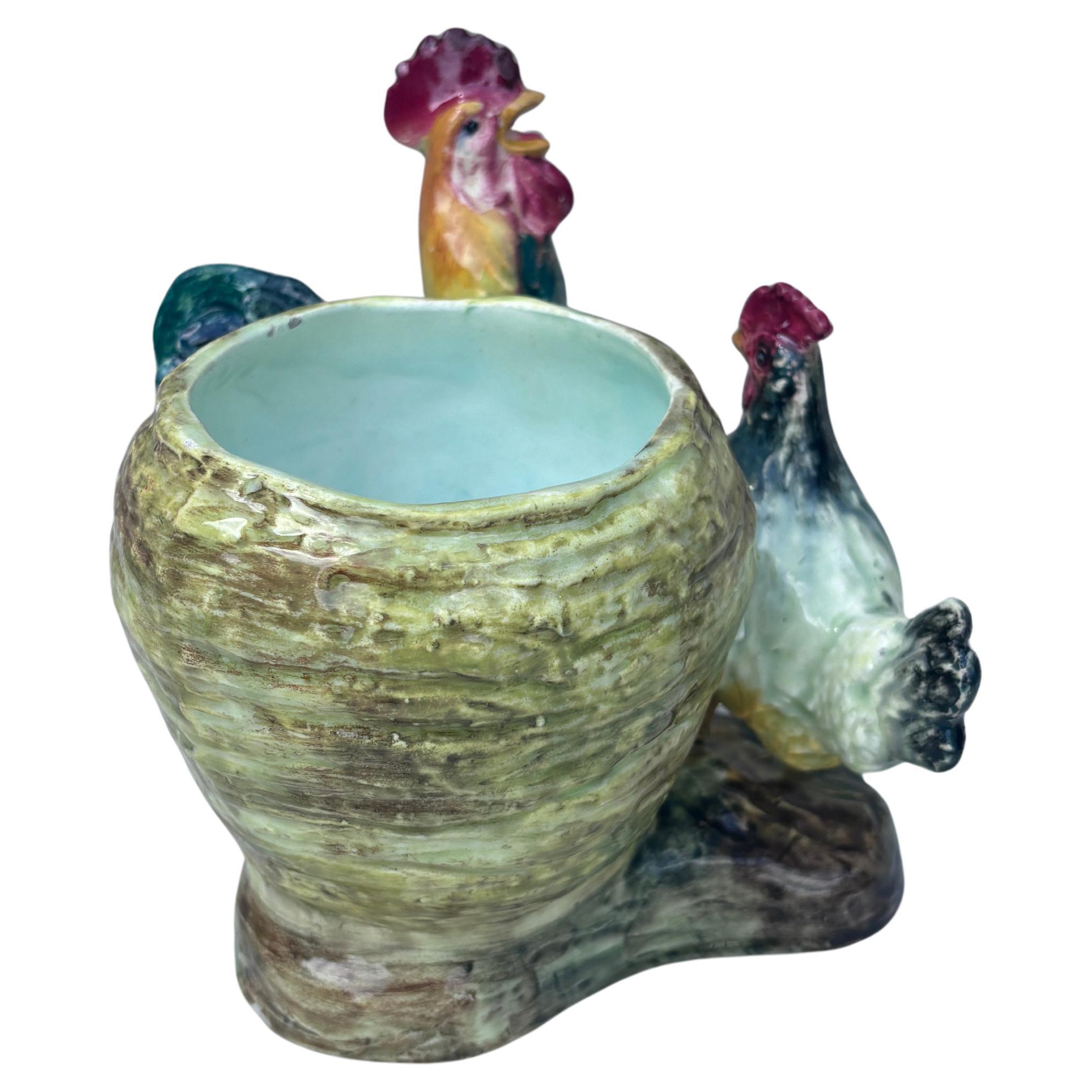Vase aus Majolika mit einem Hahn und einer Henne, signiert Delphin Massier, um 1890.
Referenz / Ein ähnliches Beispiel dieses Stückes Seite 83 