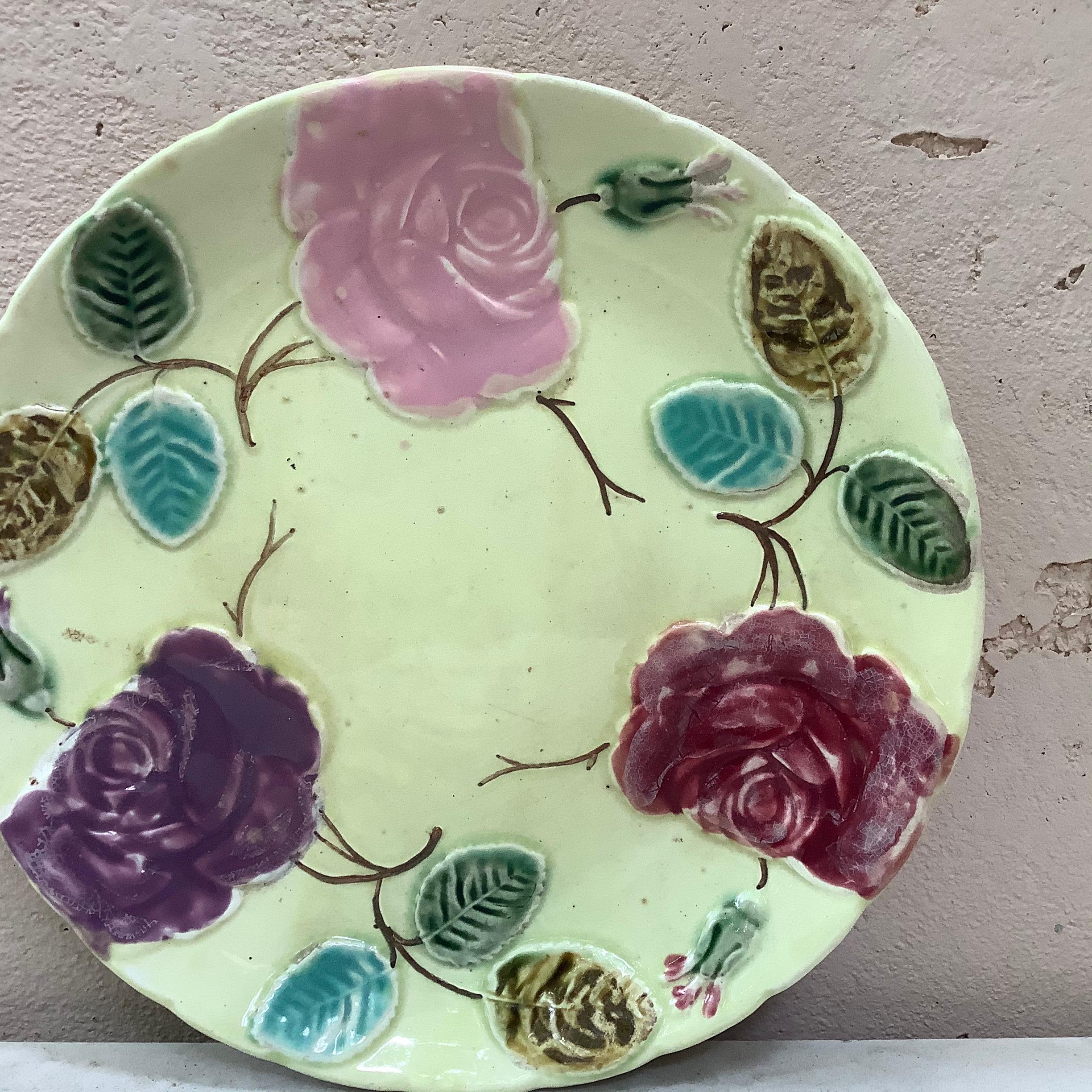 Piatto di rose in maiolica firmato Saint Amand, 1890 circa.