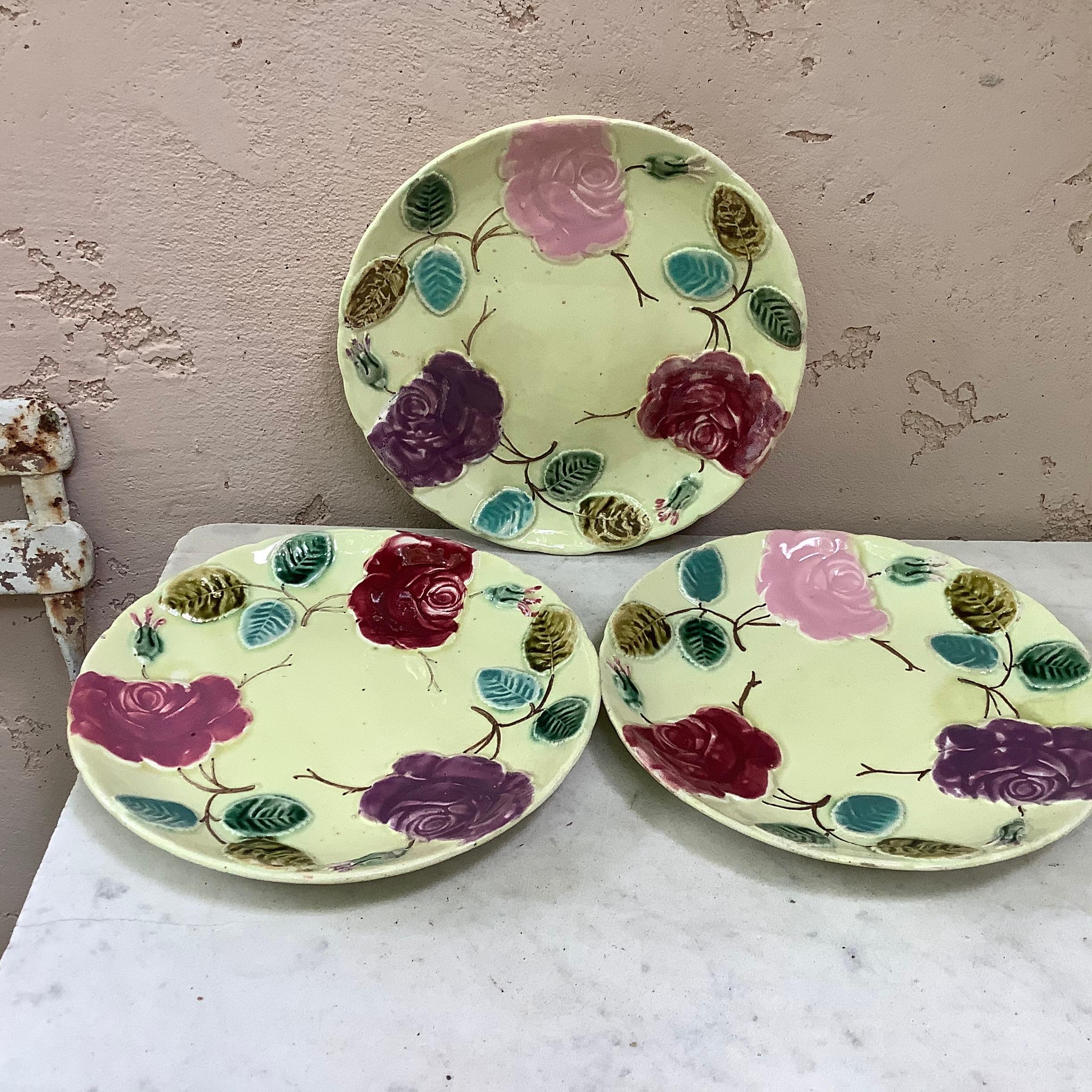 Majolica Roses Plate Saint Amand, circa 1890 In Good Condition For Sale In Austin, TX