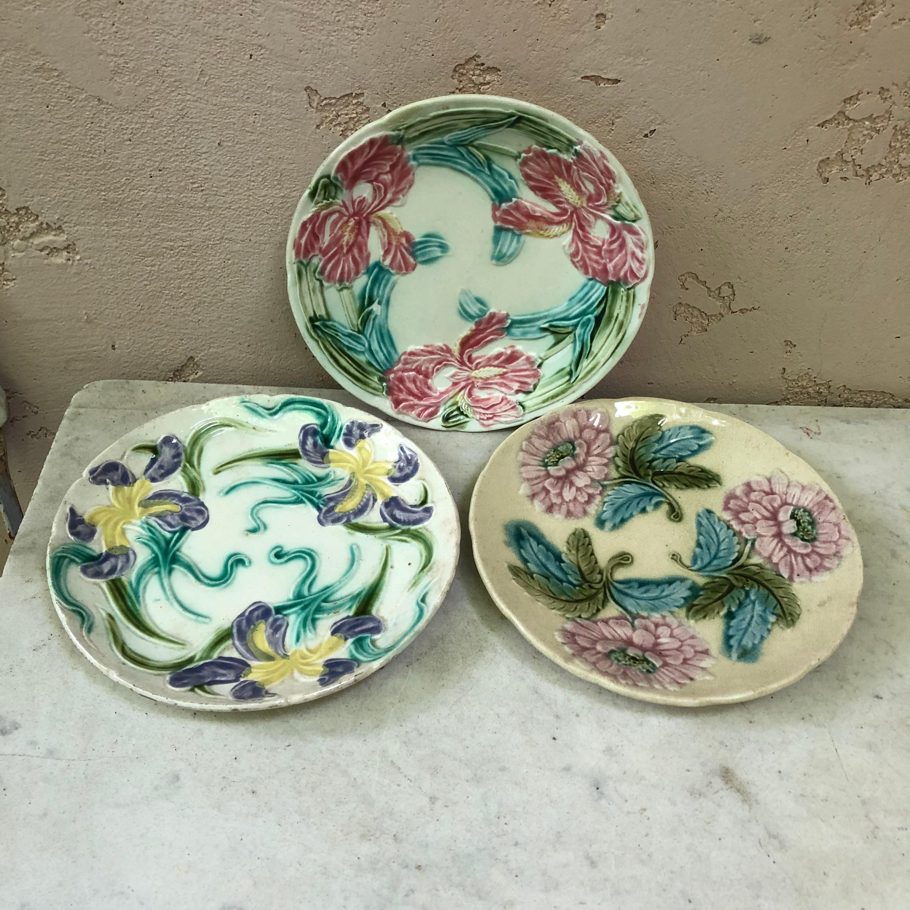 Late 19th Century Majolica Roses Plate Saint Amand, circa 1890 For Sale