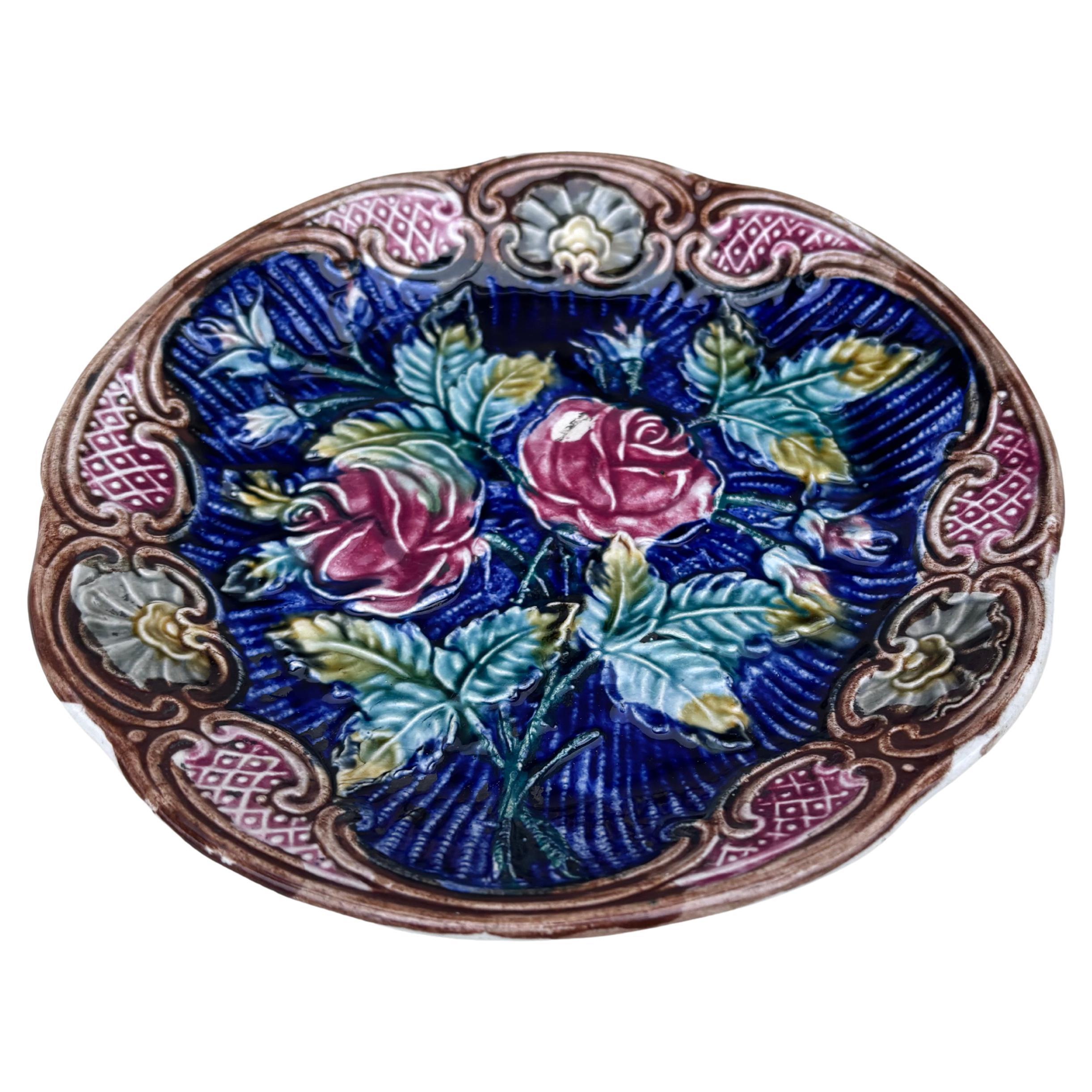 Piatto di rose in maiolica Wasmuel, 1890 circa.
Diametro di 8,3 pollici.