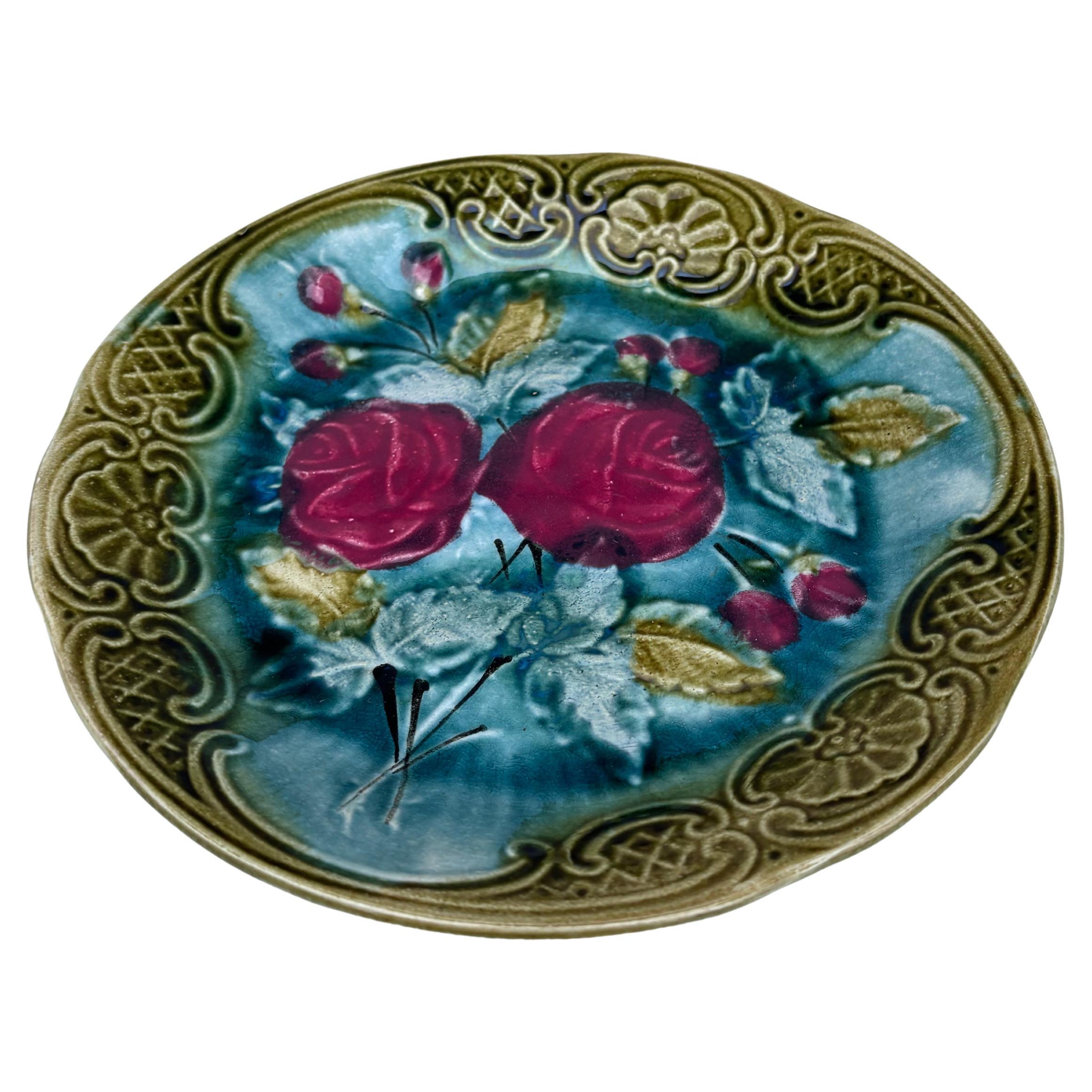 Plato de rosas Wasmuel Majolica, circa 1890.
20 cm de diámetro.