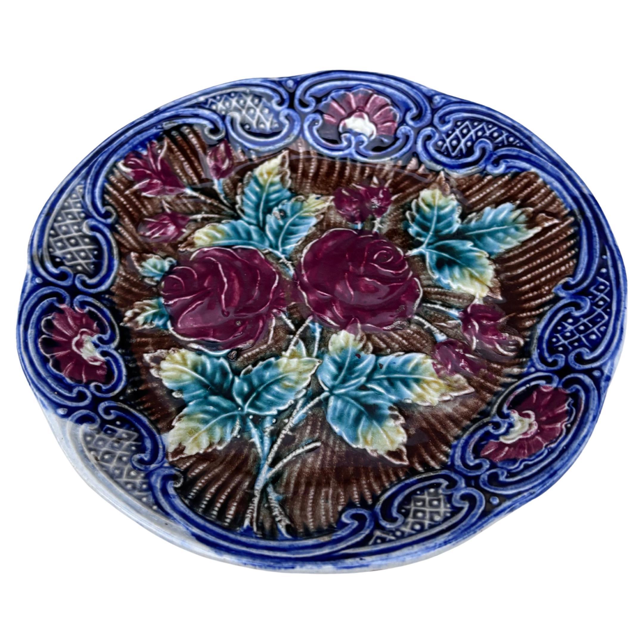 Plato de rosas Wasmuel Majolica, circa 1890.
8,3 pulgadas de diámetro.