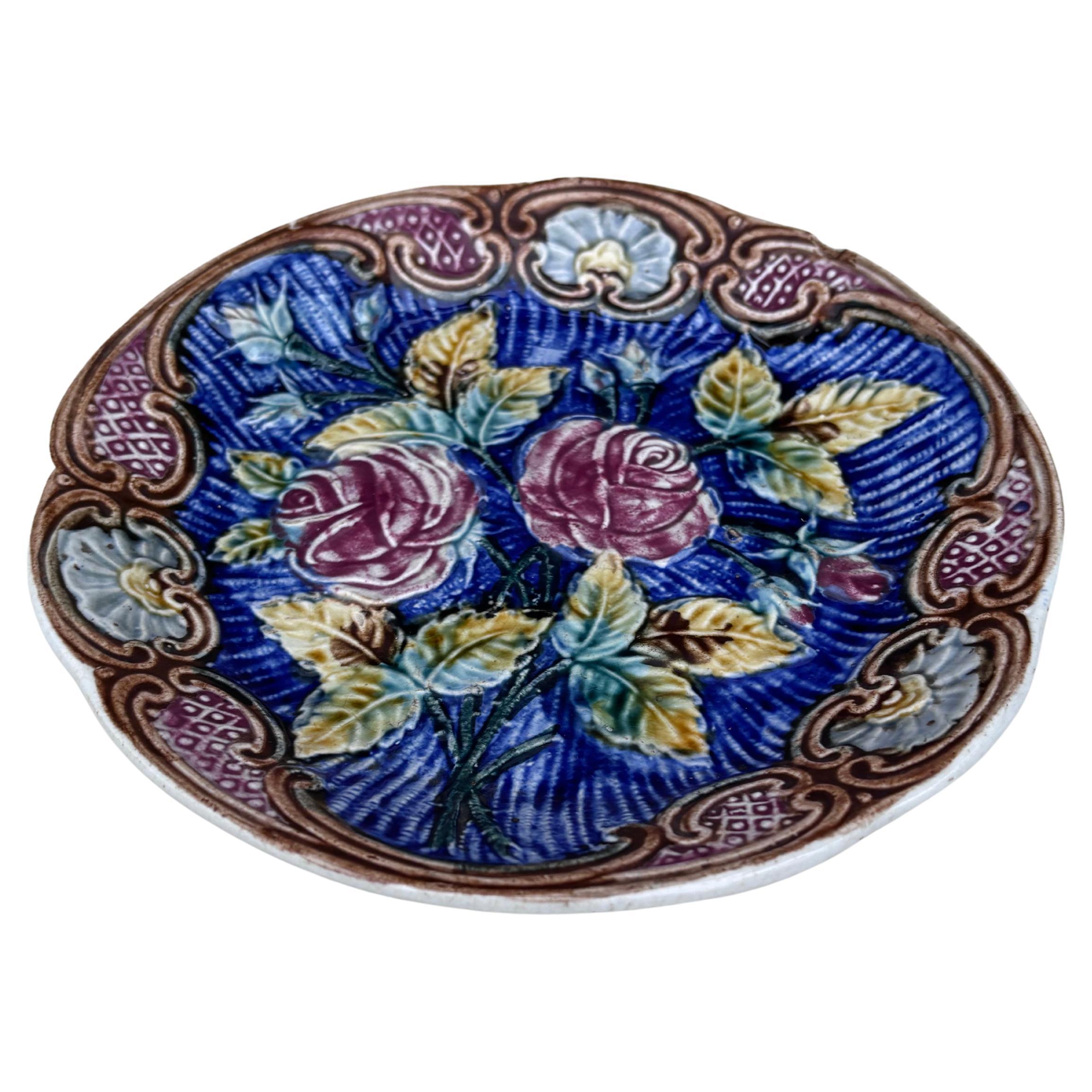Plato de rosas Wasmuel Majolica, circa 1890.
8,3 pulgadas de diámetro.