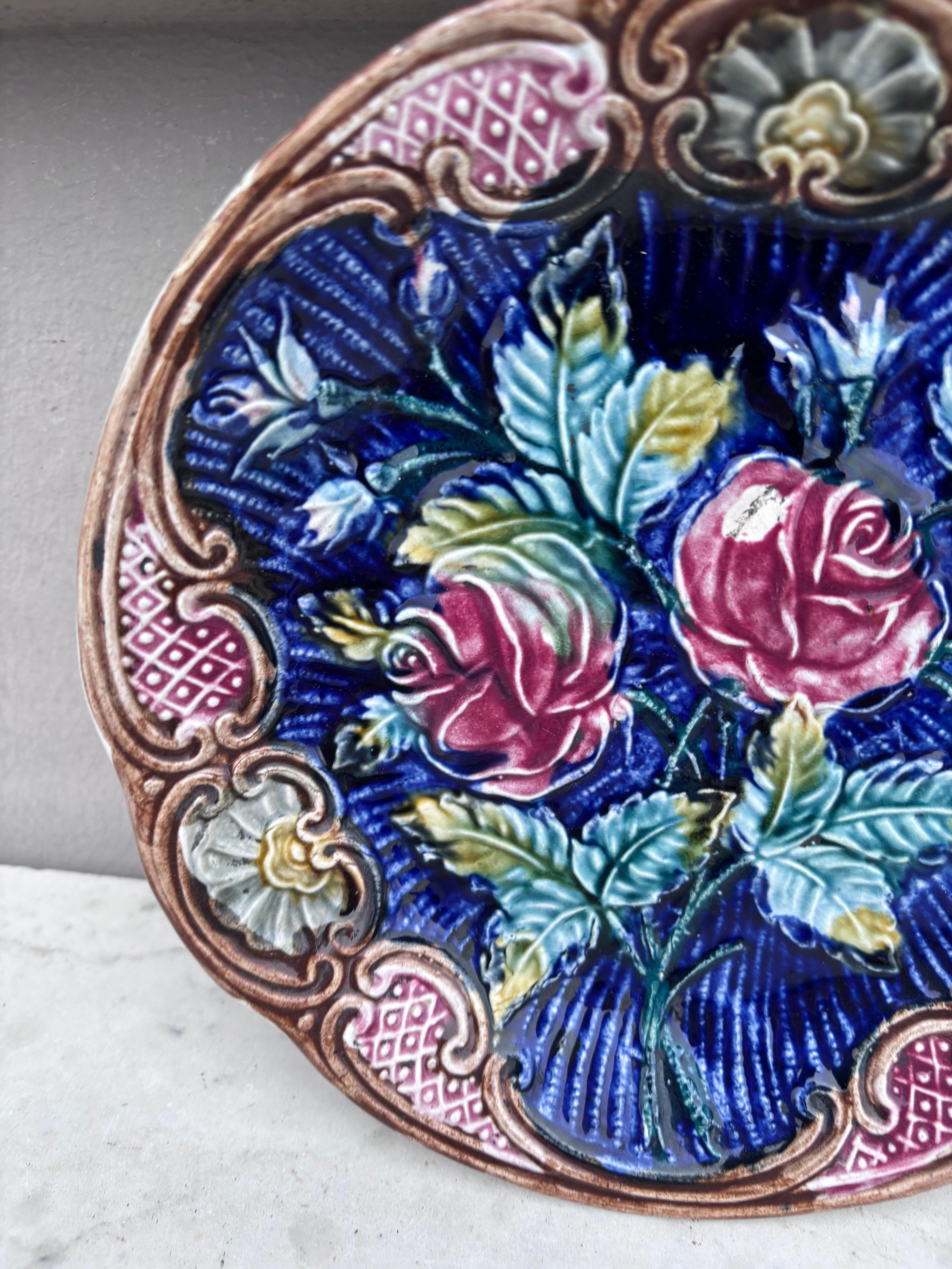 Rustico Piatto in maiolica con rose Wasmuel, 1890 circa in vendita