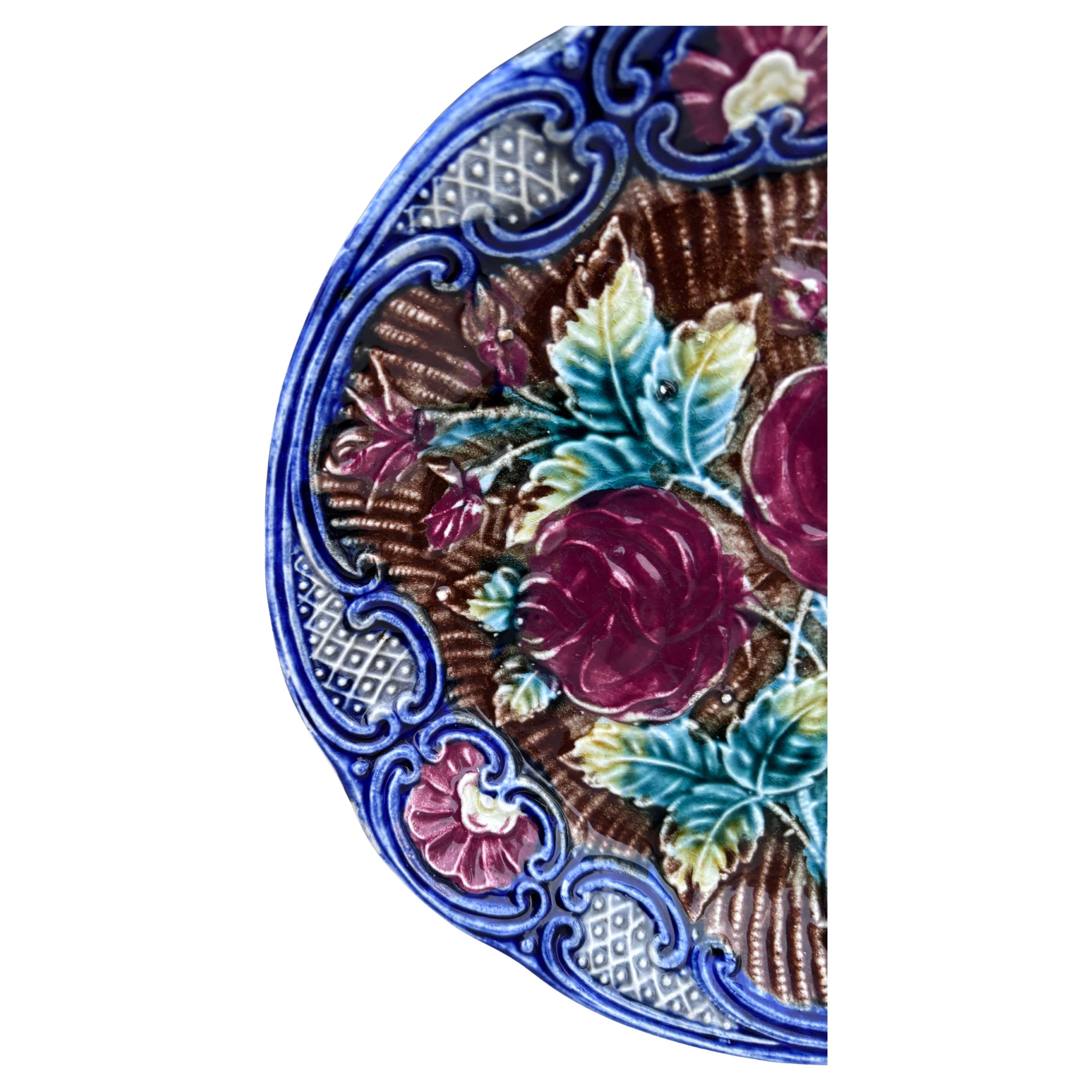 Majolika-Rosenteller Wasmuel, um 1890 (Rustikal) im Angebot
