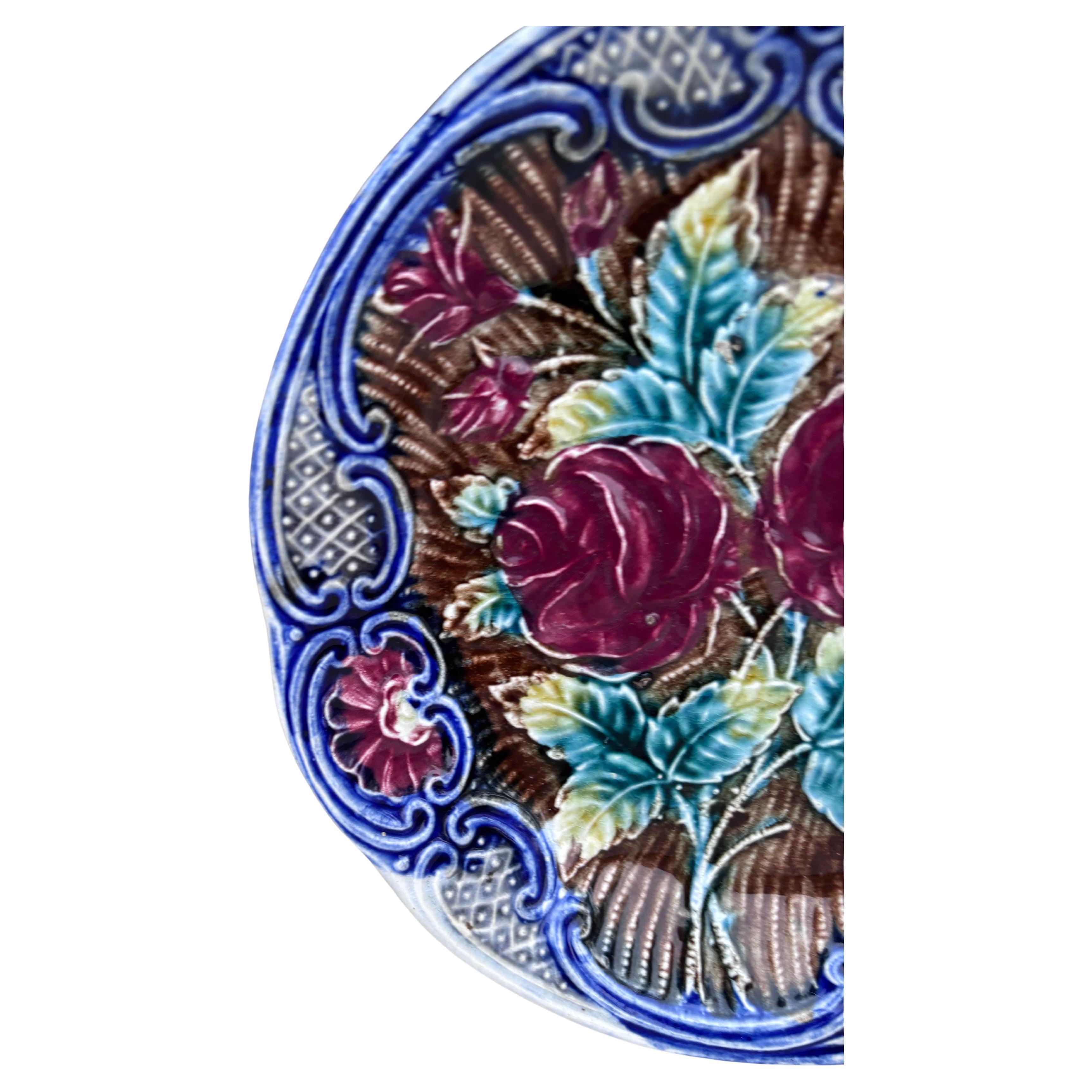 Plato de Rosas Wasmuel Majolica, circa 1890 Rústico en venta