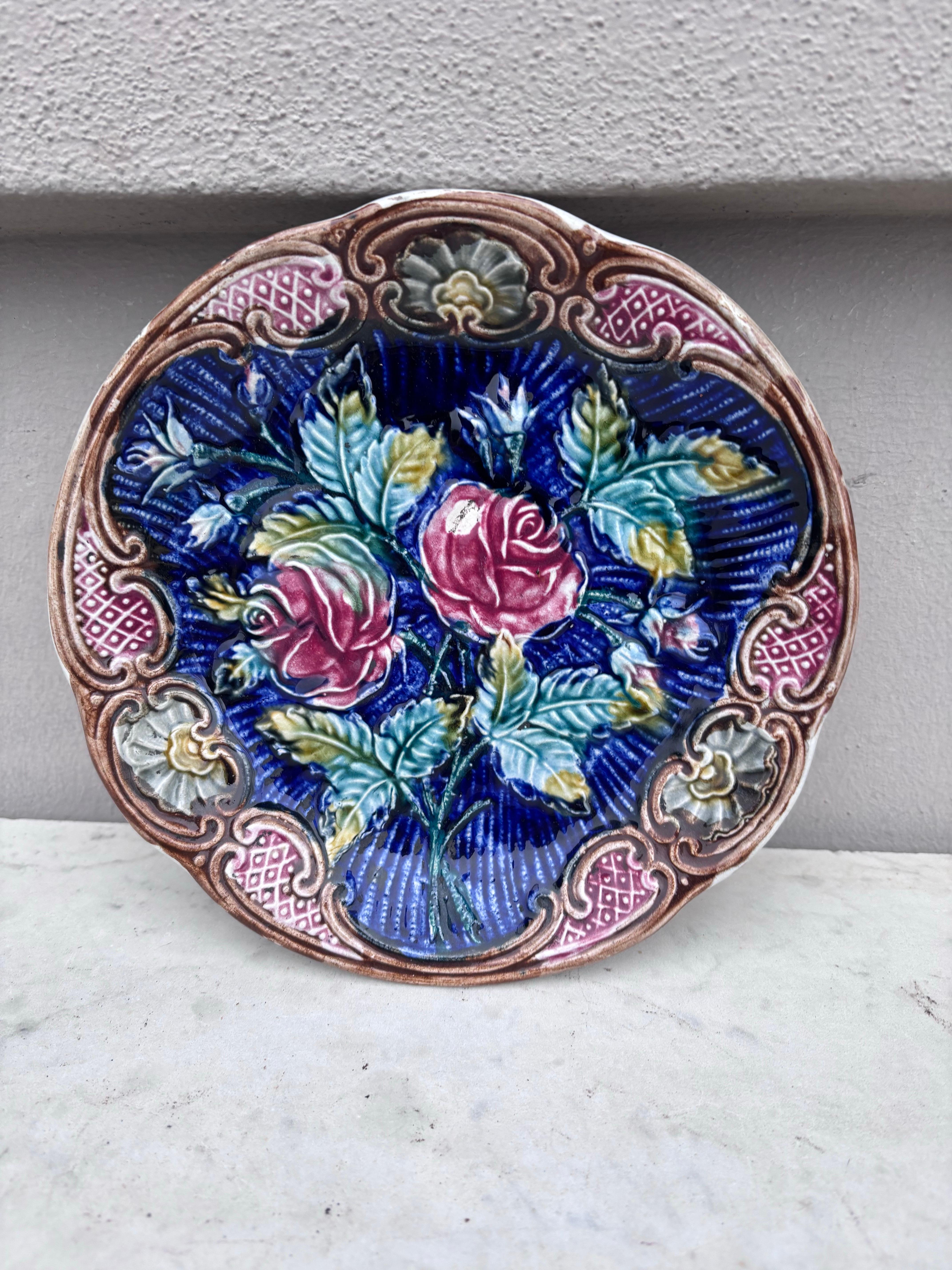 Plato de Rosas Wasmuel Majolica, circa 1890 Belga en venta