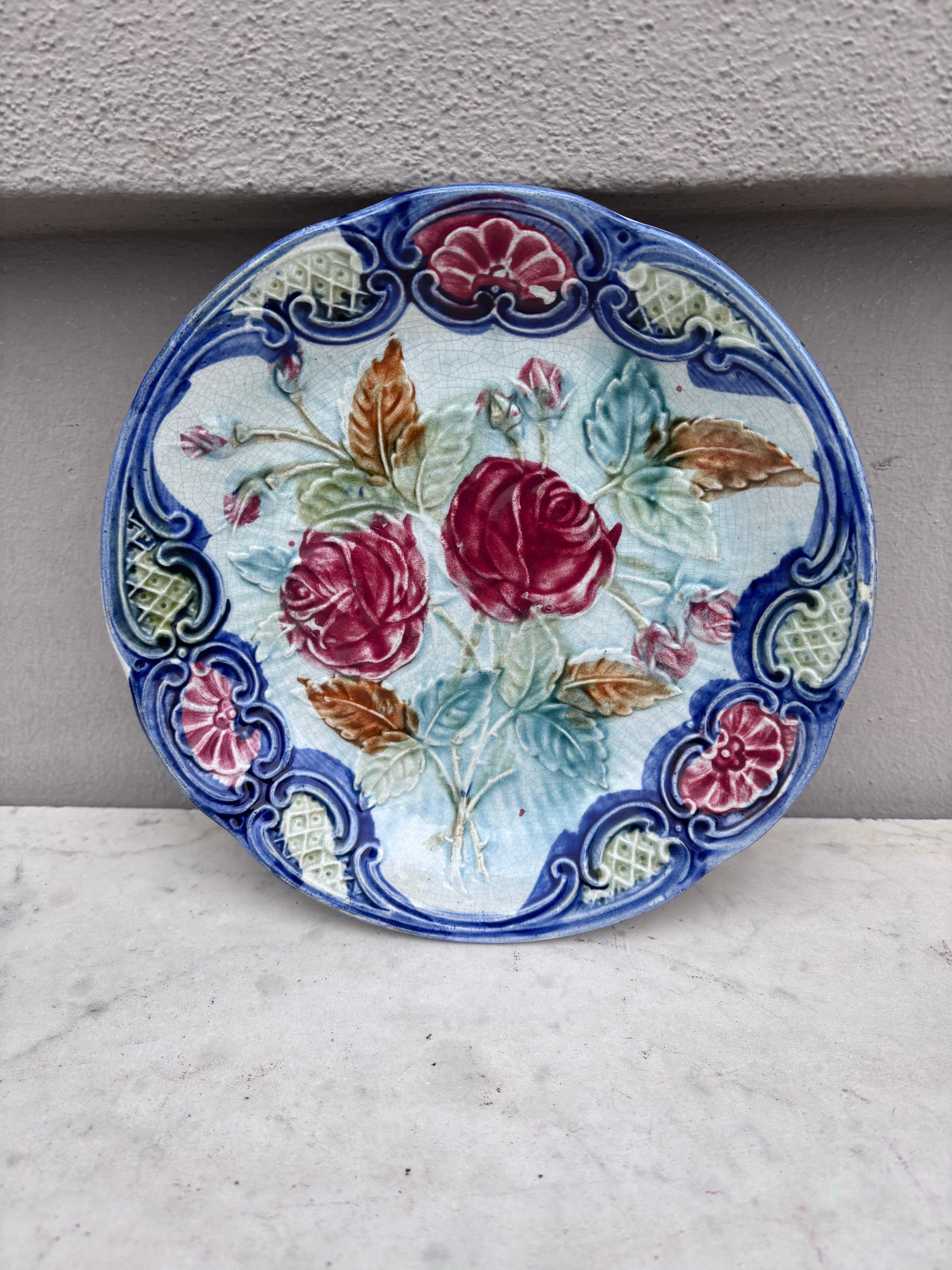 Plato de Rosas Wasmuel Majolica, circa 1890 en Bueno estado para la venta en Austin, TX
