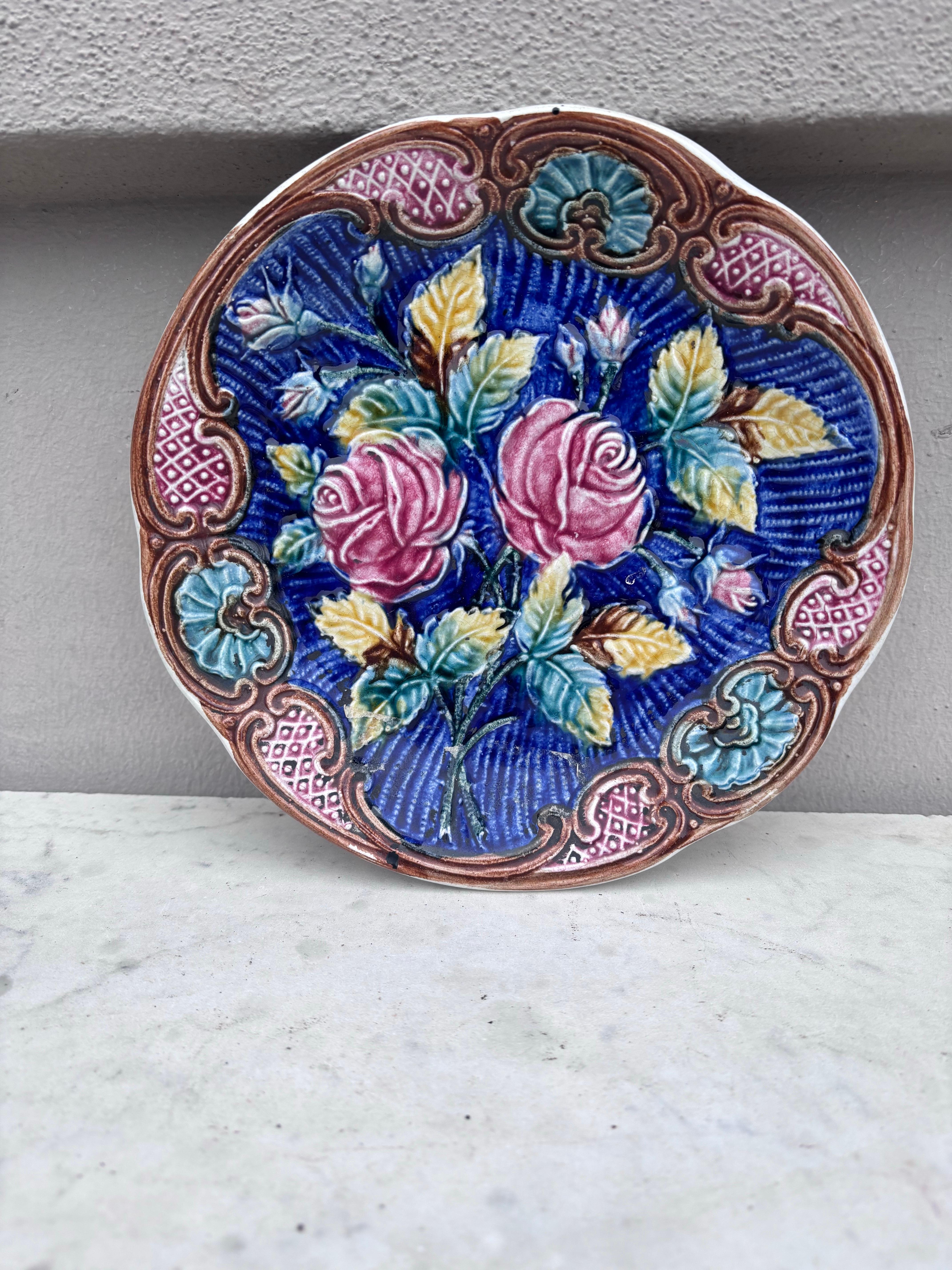 Plato de Rosas Wasmuel Majolica, circa 1890 en venta 1