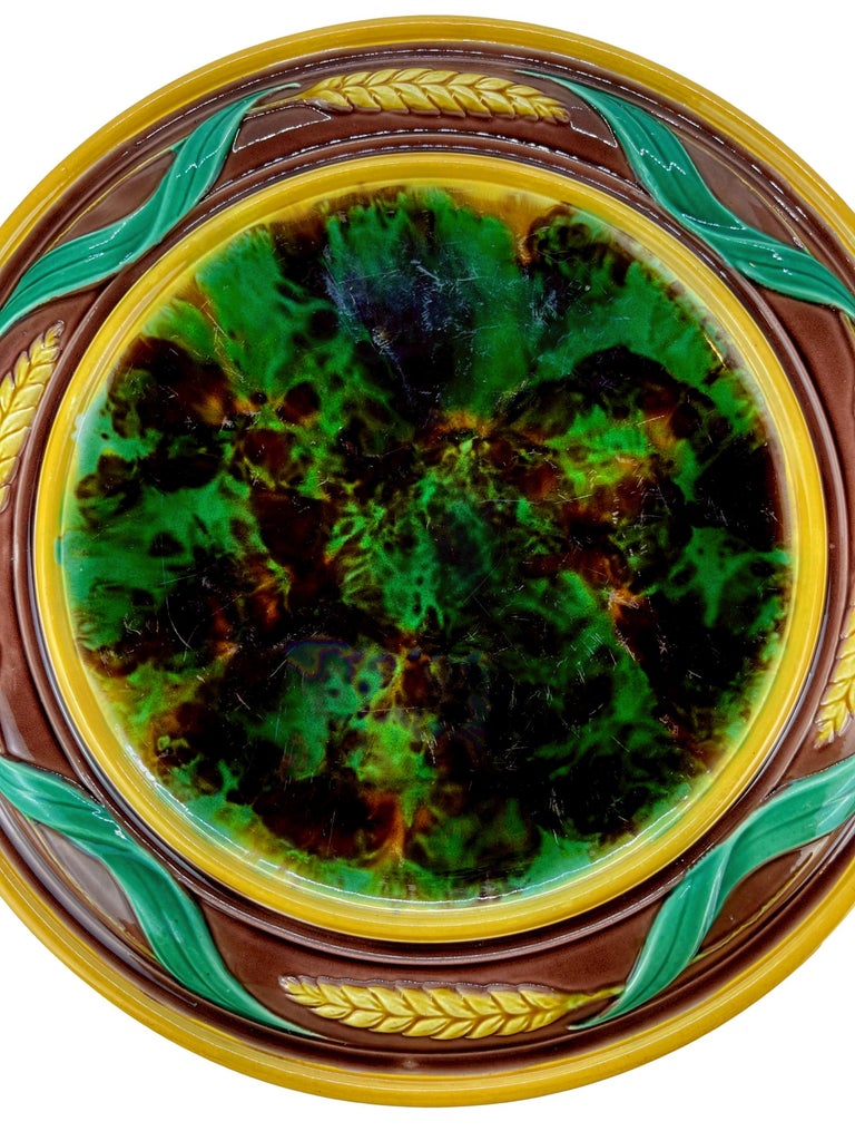 Victorian Majolica Round Bread Platter with Mottled Center and Wheat, English, circa 1875 For Sale