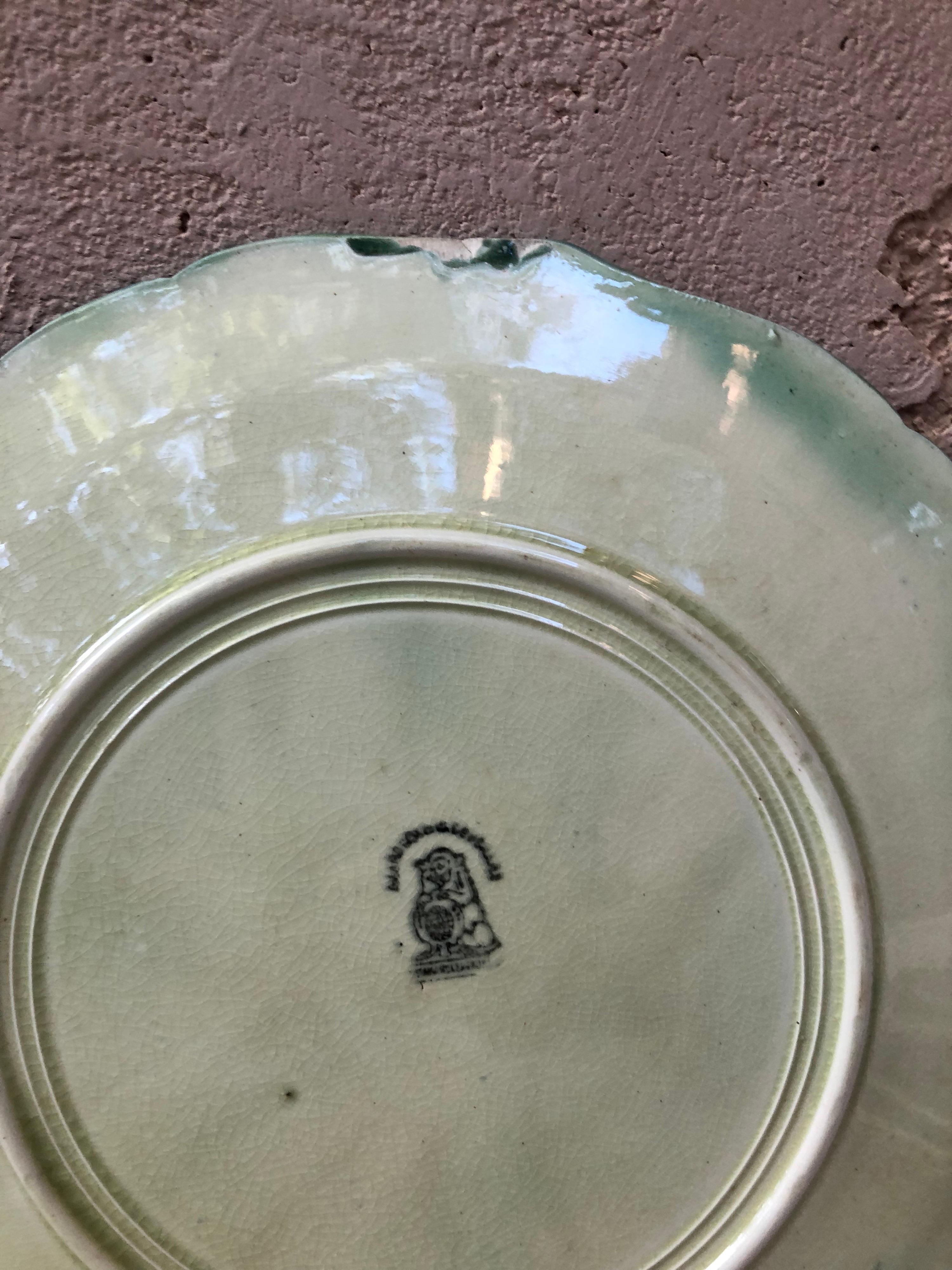 Majolica Saint Amand Bird Plate, circa 1890 In Good Condition For Sale In Austin, TX