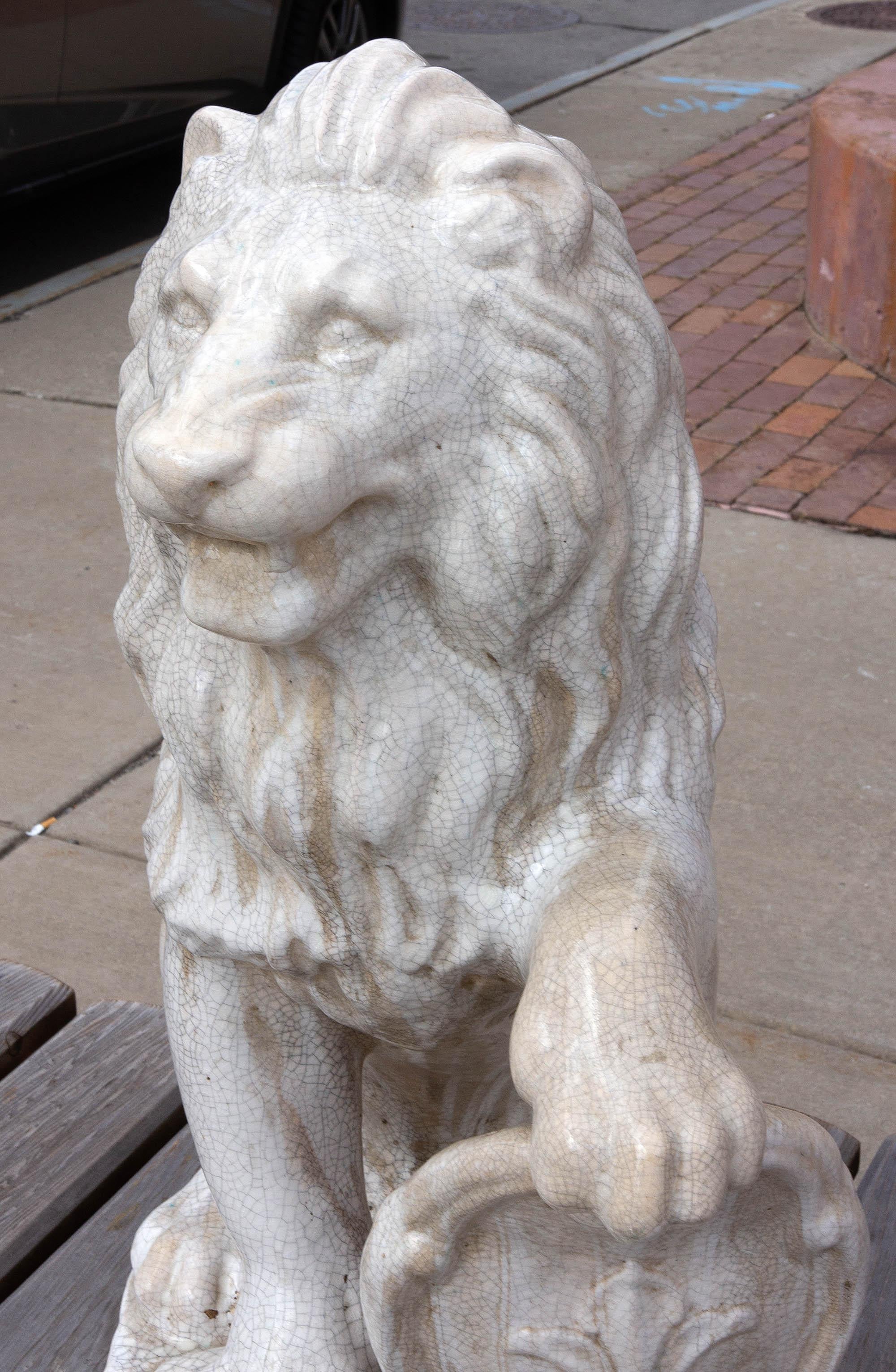 Majolica Seated Garden Lion Sculpture with Heraldic Shield (Europäisch)