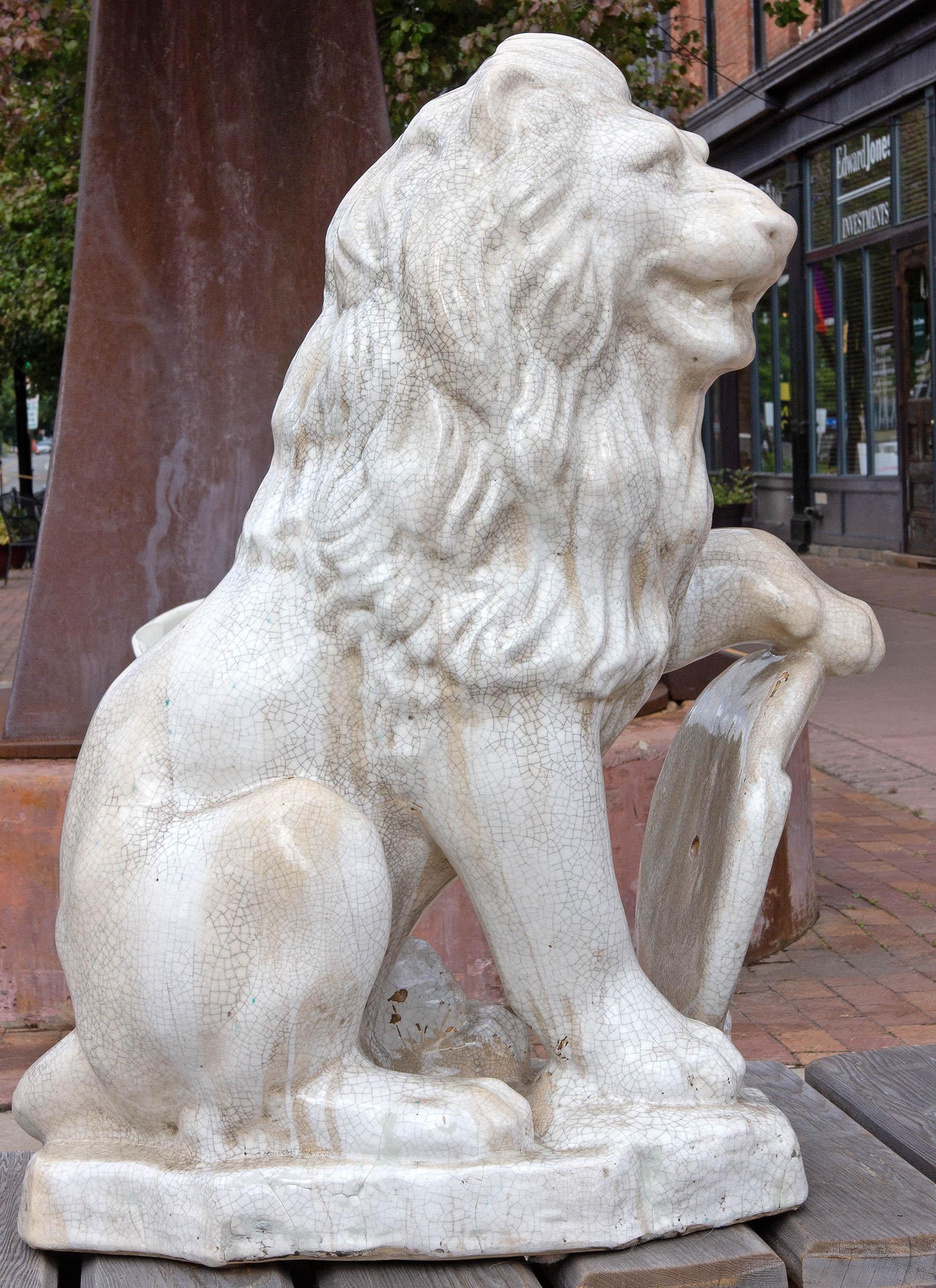 Majolica Seated Garden Lion Sculpture with Heraldic Shield im Zustand „Gut“ in Rochester, NY
