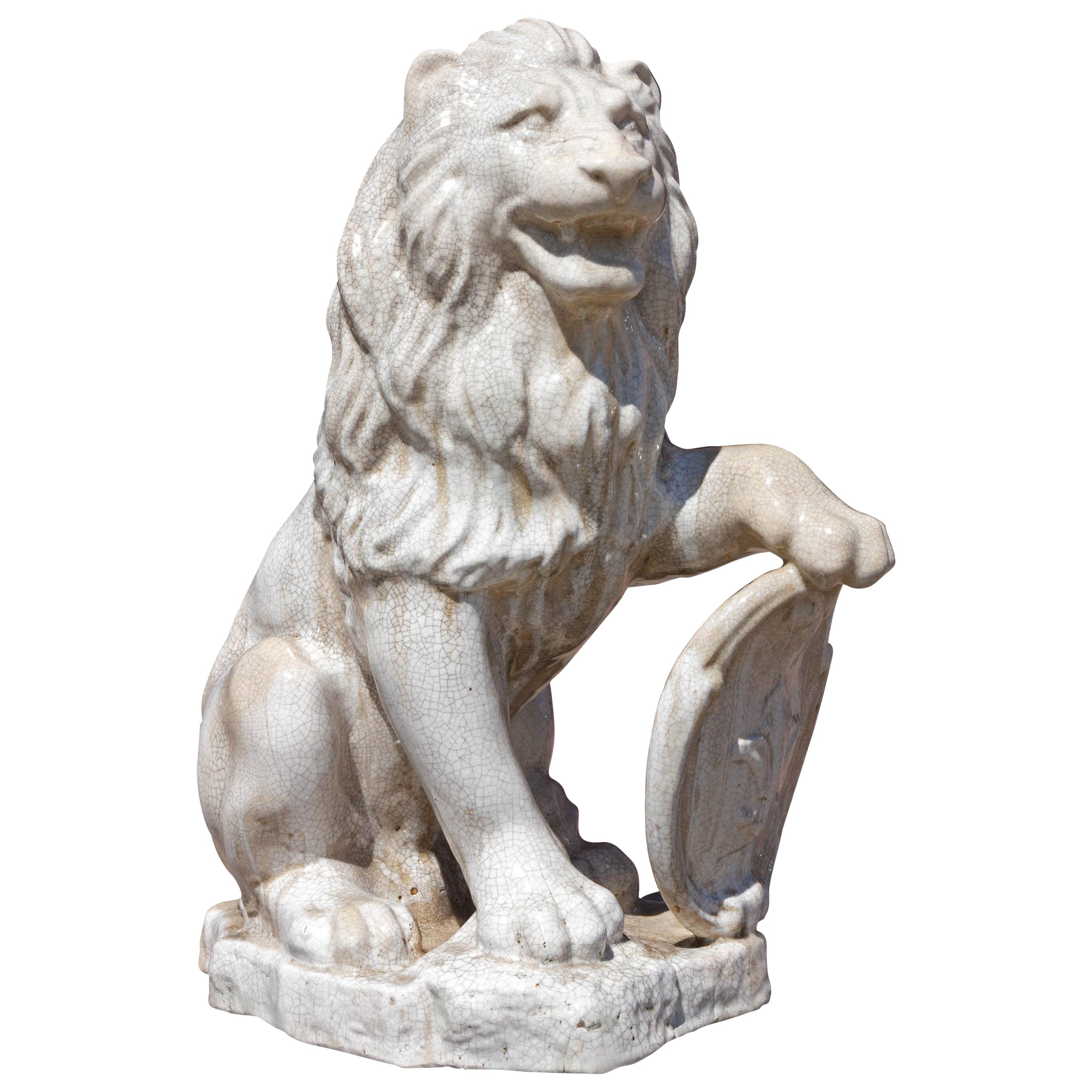 Statue de lion de jardin assis en majolique avec bouclier héraldique