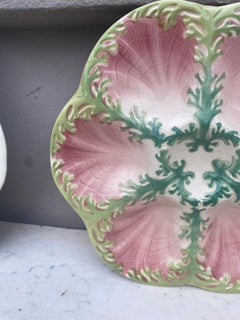 Assiette à huîtres en majolique à motif algues Keller et Guerin Saint-Clément, vers 1890