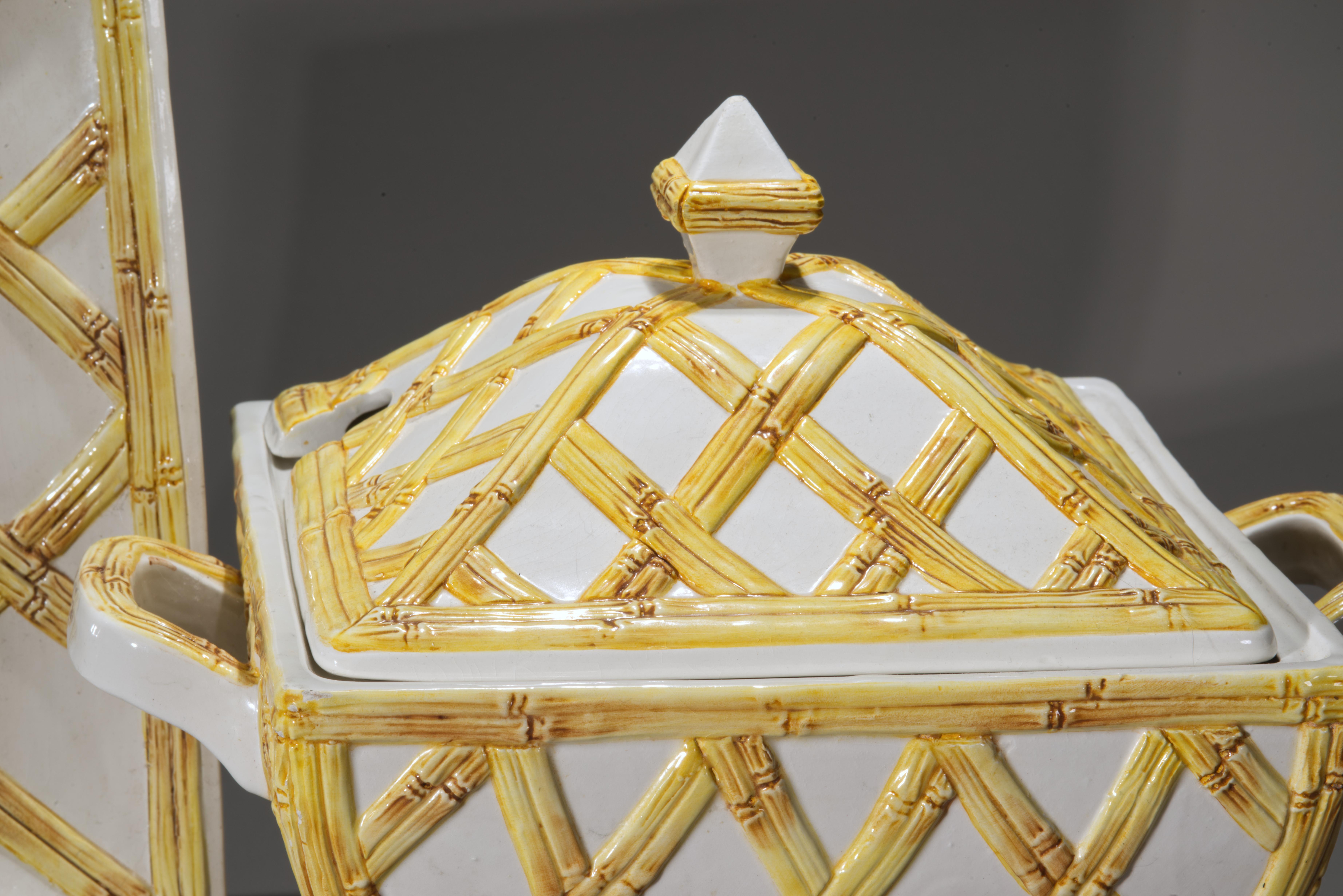 Chippendale chinois Soupière et couvercle en majolique Décor Chippendale en bambou, Italie années 1960 en vente