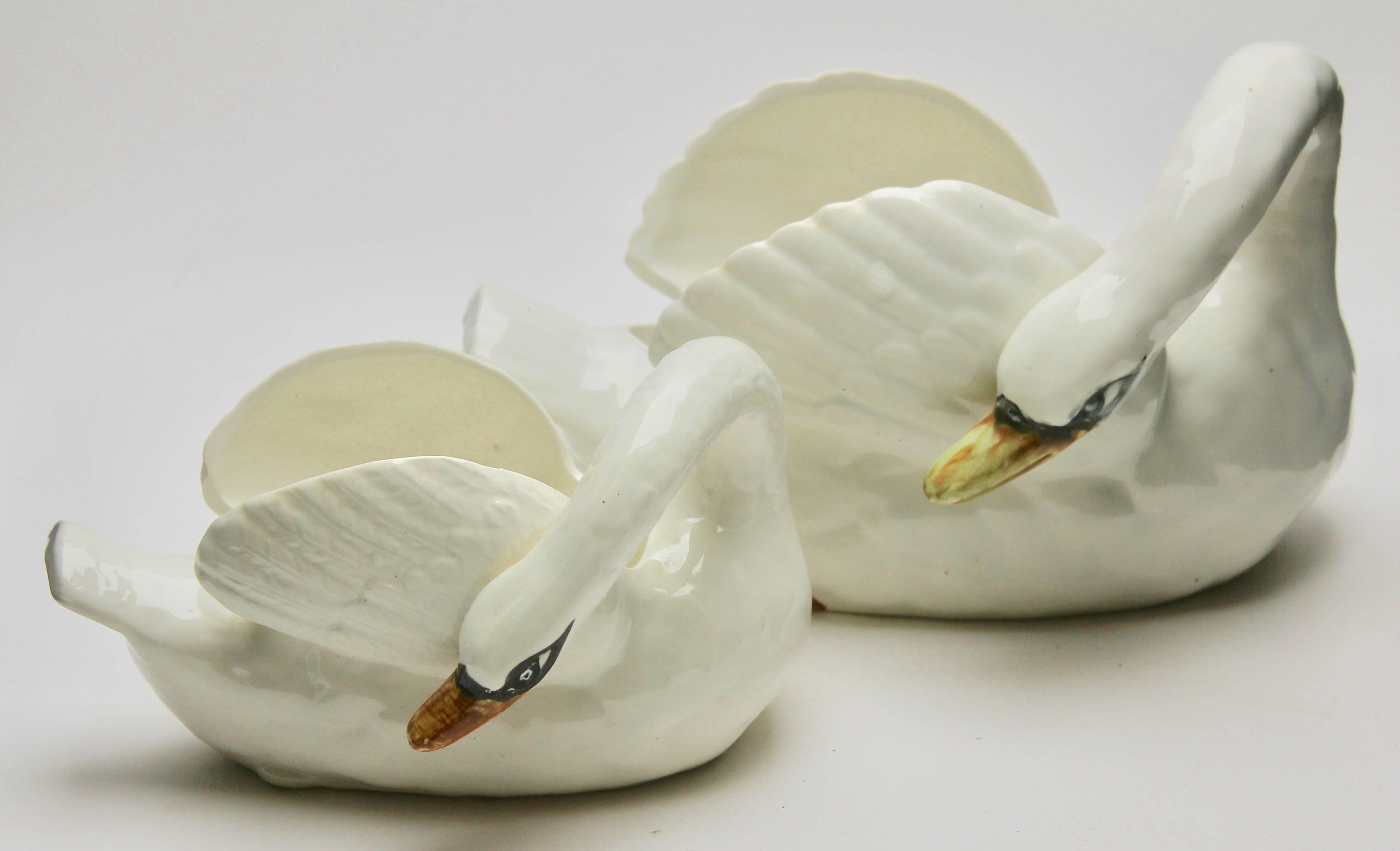 Majolica set of white swans jardinière Nimy, circa 1900.

Stamped: Nimy Faiences imperiale 1789-1951 Belgium.
Dimensions:
Height 4.33 inch
Width 4.72 inch
Depth 7.87 inch.















                 