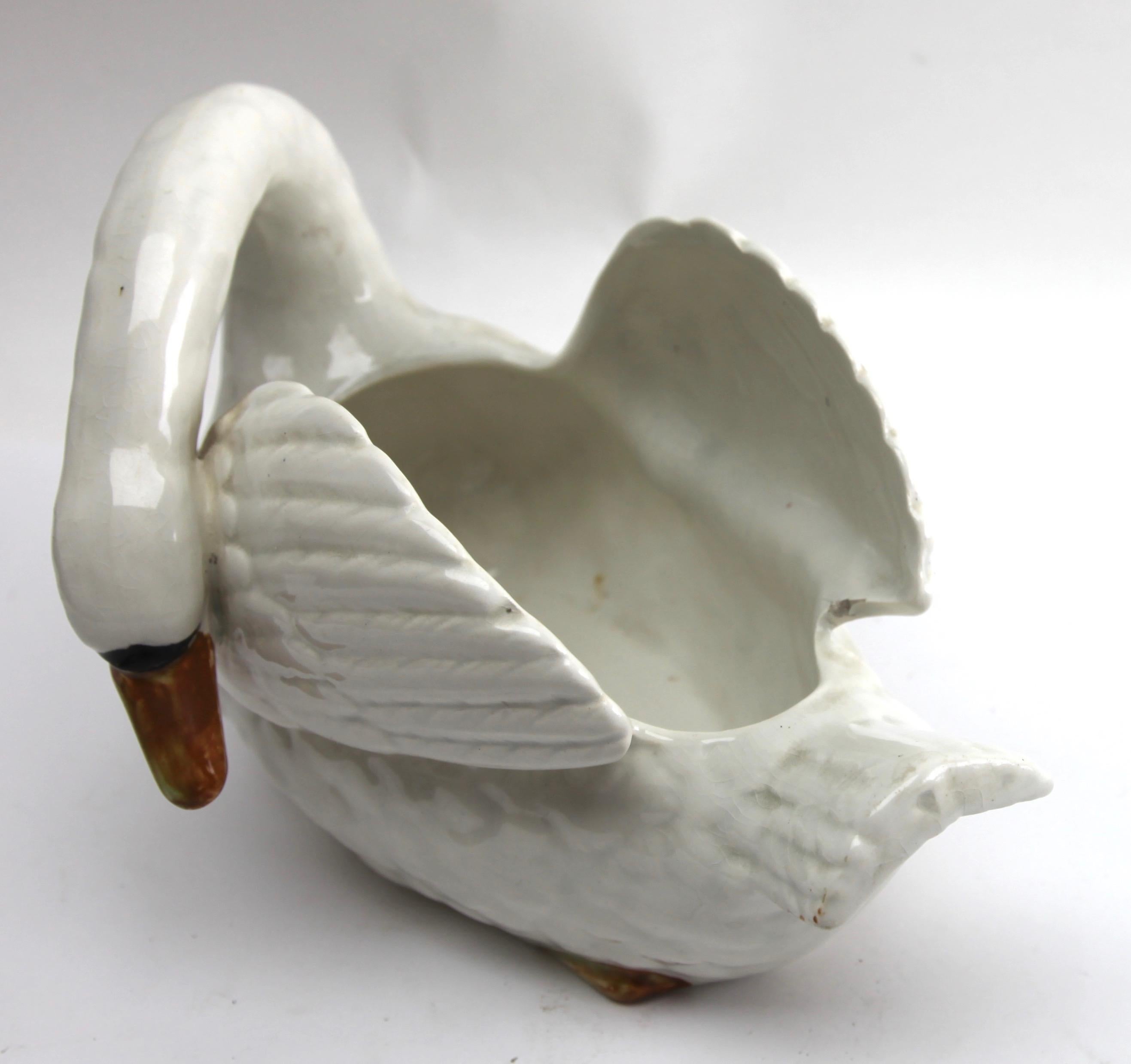 Majolica set of white swans jardinière stamped Imperiale Nimy, Belgium, circa 1900

Stamped: Nimy Faiences imperiale 1789-1951 Belgium.
Dimensions small one:
Height 5.51 inch
Width 8.66 inch
Depth 5.51 inch.








  