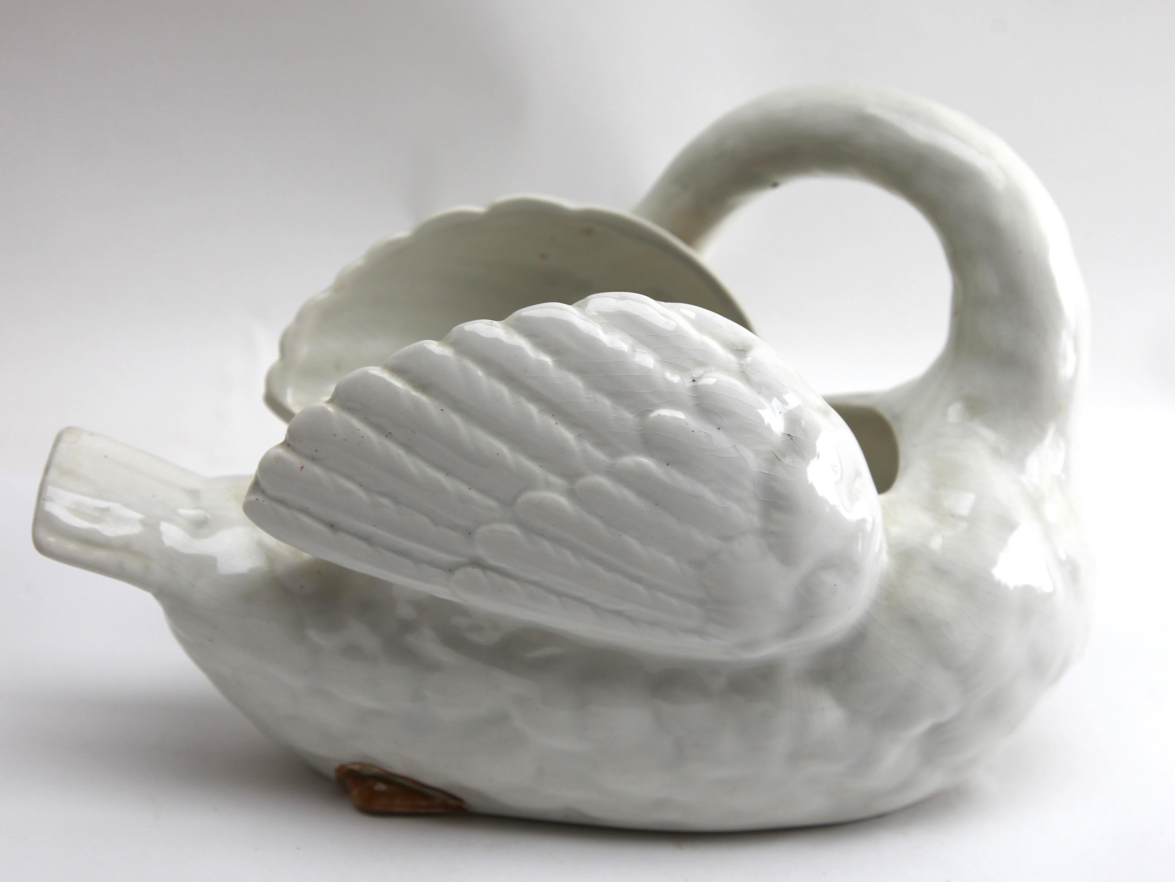 Majolica Set of White Swans Jardinière Stamped Imperiale Nimy Belgium circa 1900 In Good Condition In Verviers, BE