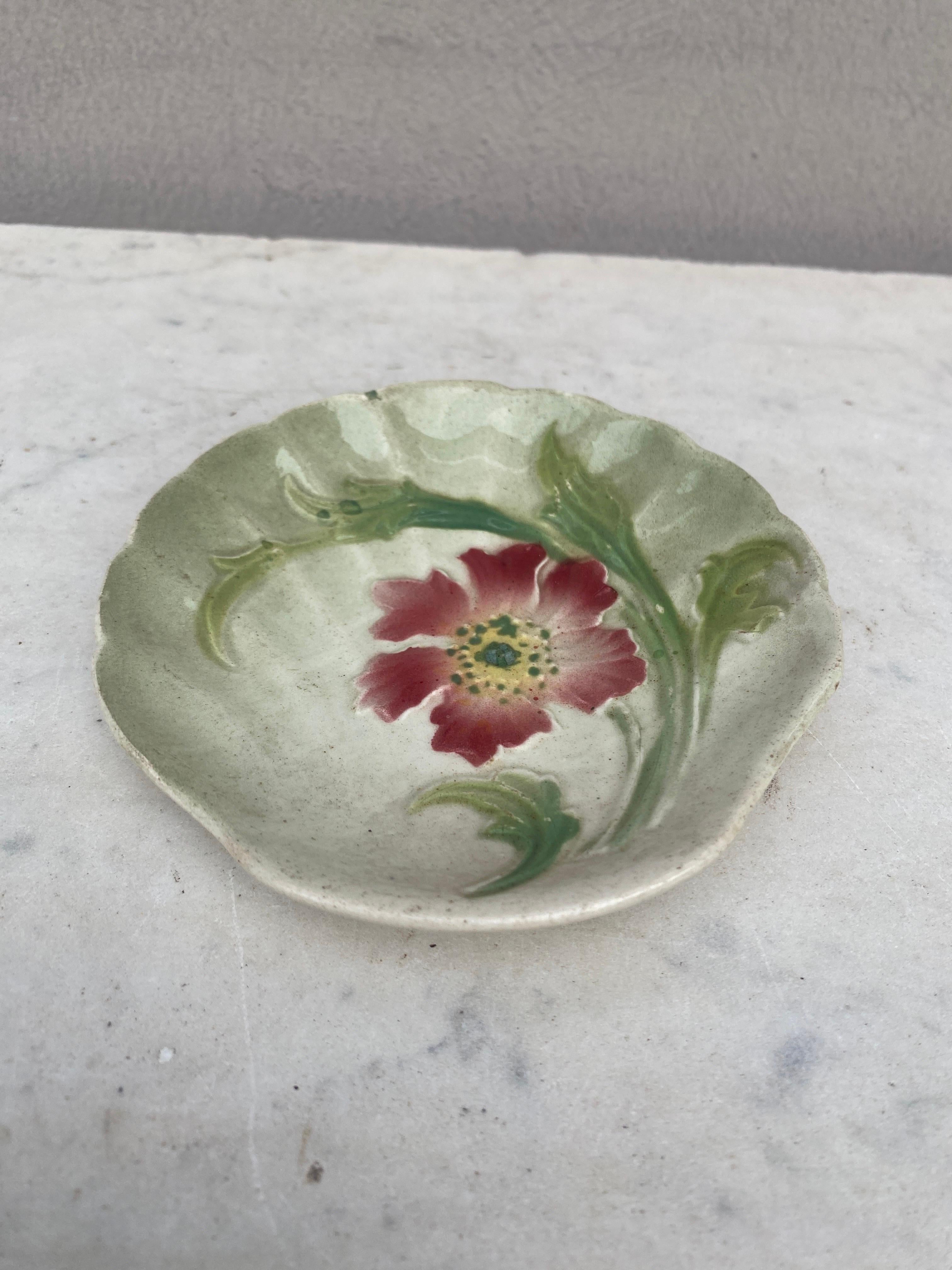 Plat à coquille en majolique Keller & Guerin Saint Clement Circa 1900.
Décoré d'une fleur.
 