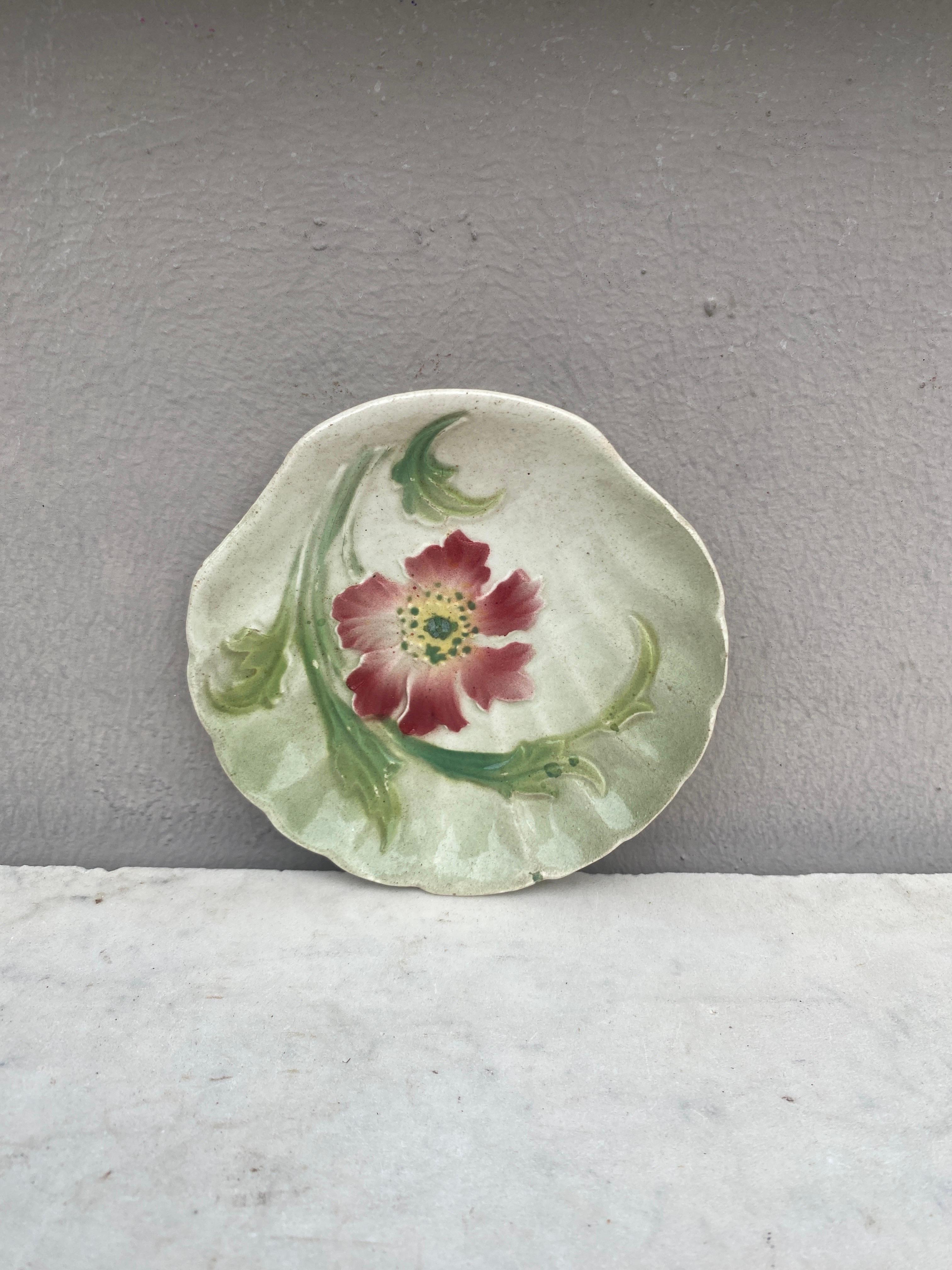 Art nouveau Plat à coquille en majolique Keller & Guerin Saint Clement Circa 1900 1 en vente