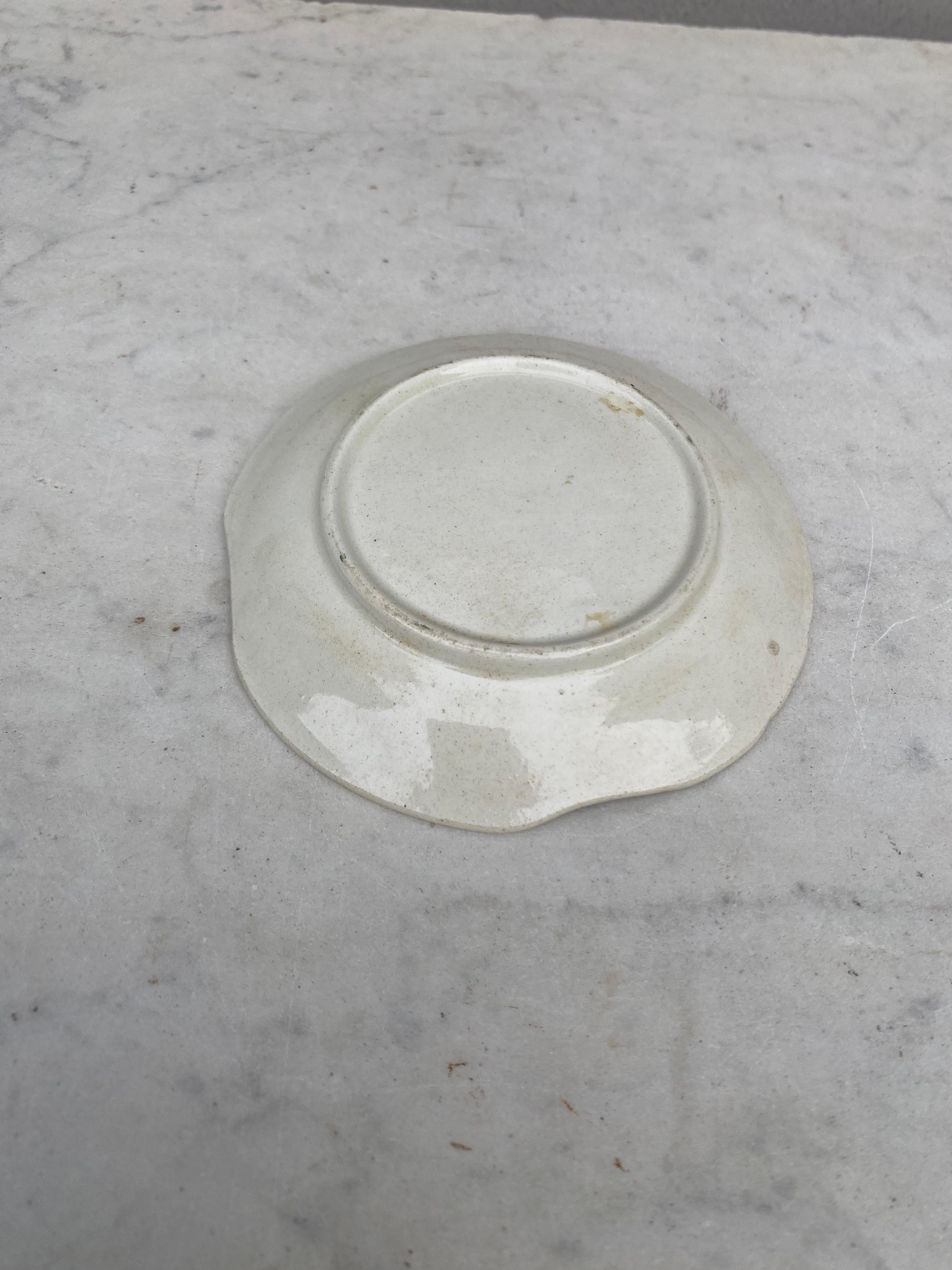 Français Plat à coquille en majolique Keller & Guerin Saint Clement Circa 1900 1 en vente