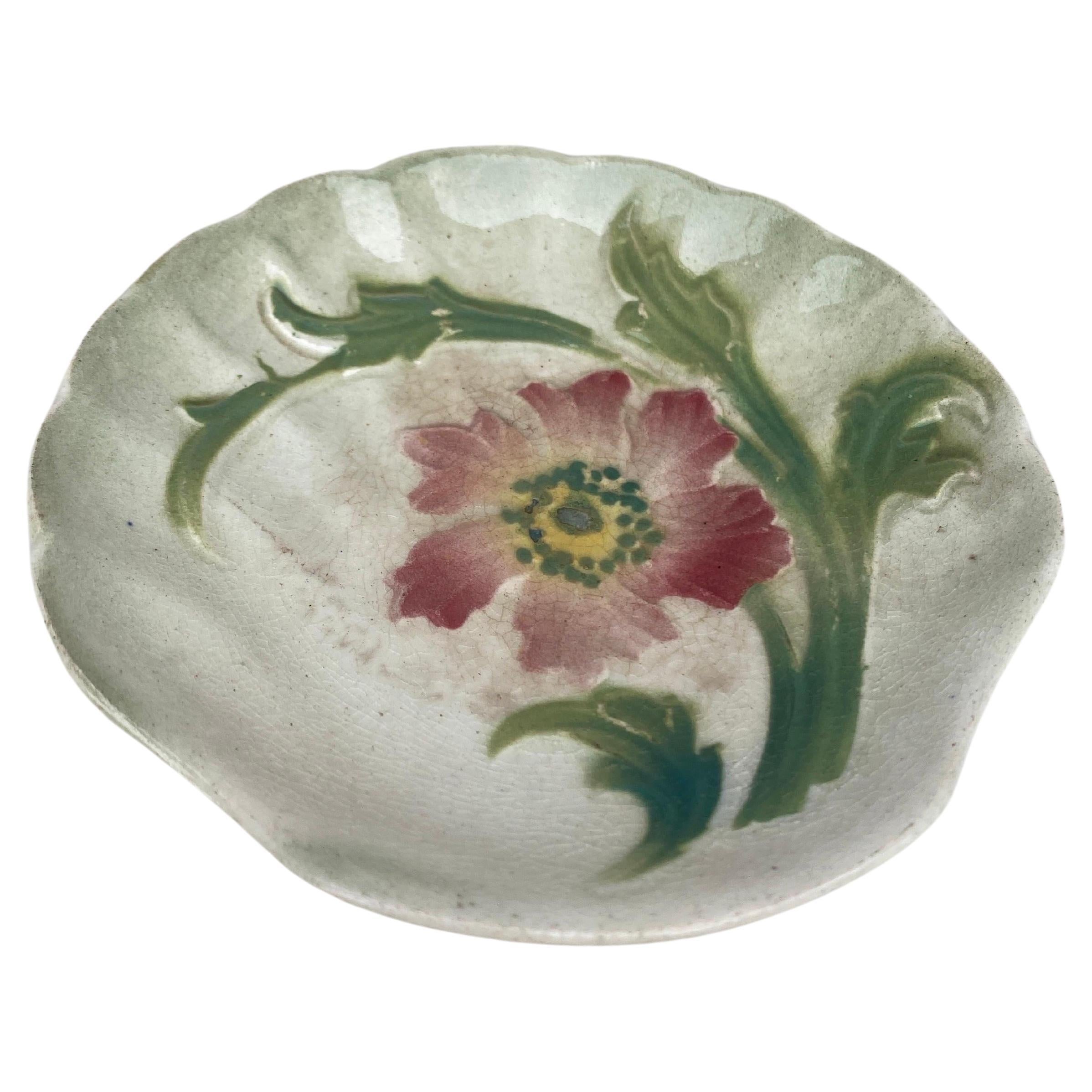 Plat à coquille en majolique Keller & Guerin Saint Clement Circa 1900.
Décoré d'une fleur.
 