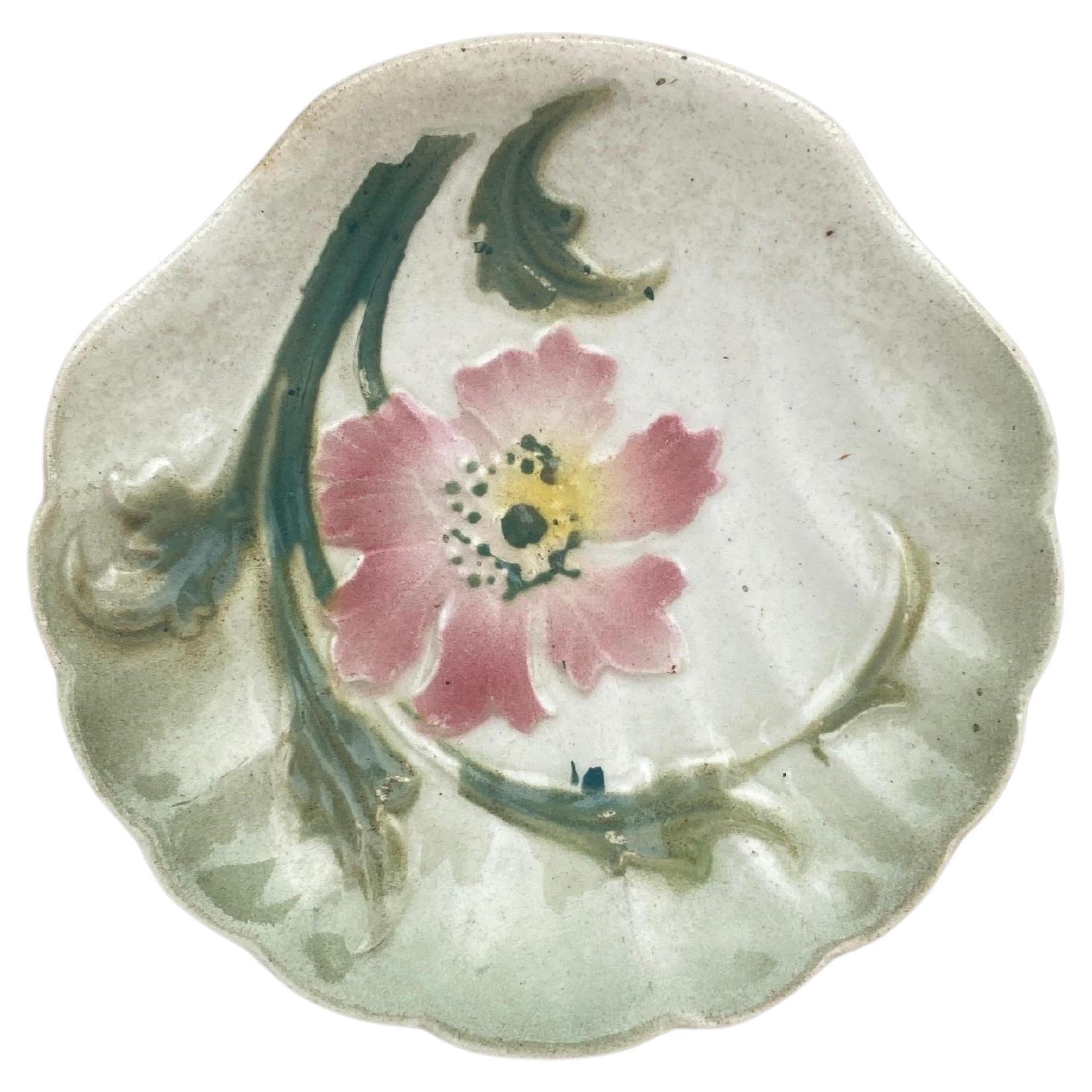 Piatto a conchiglia in maiolica Keller & Guerin Saint Clement Circa 1900.
Decorato con un fiore.
 