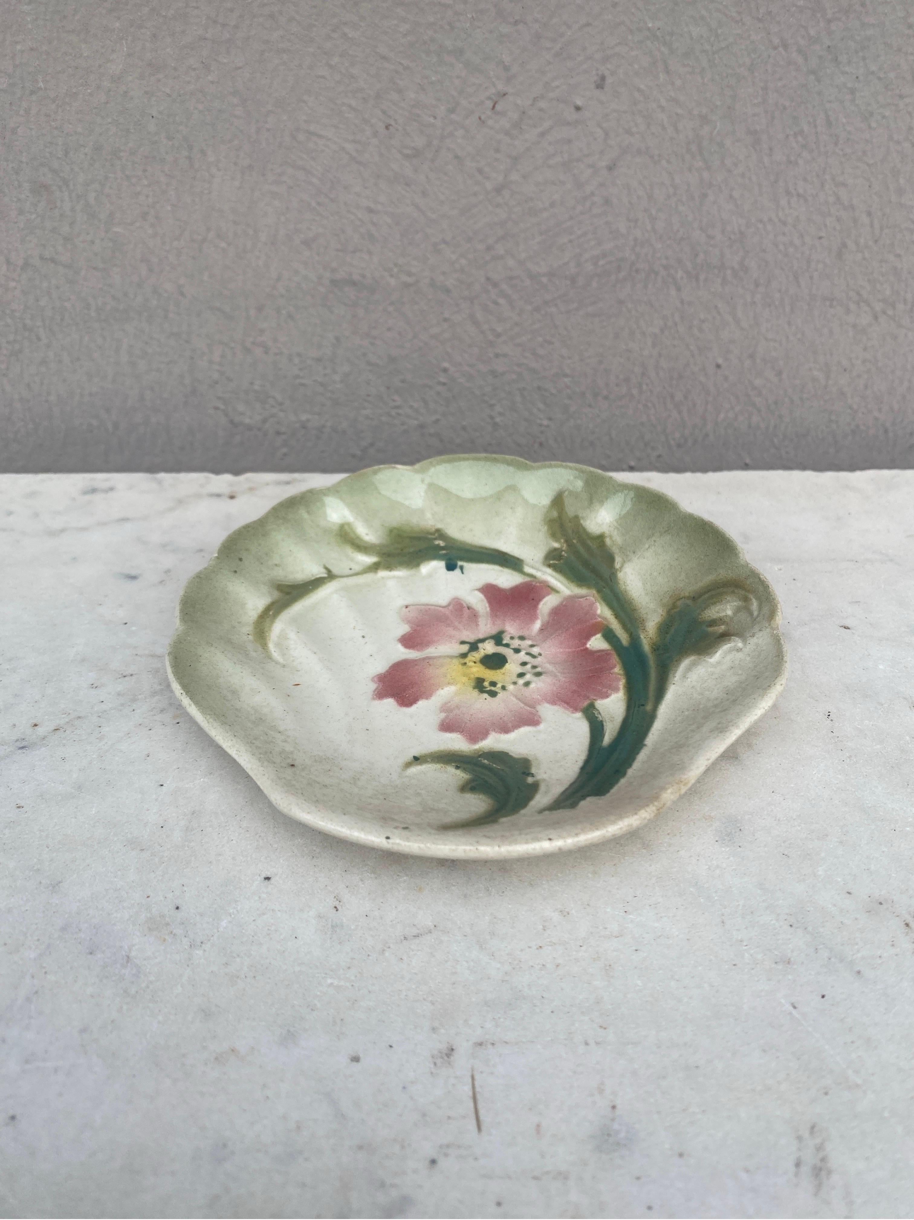 Art Nouveau Piatto conchiglia in maiolica Keller & Guerin Saint Clement Circa 1900 in vendita