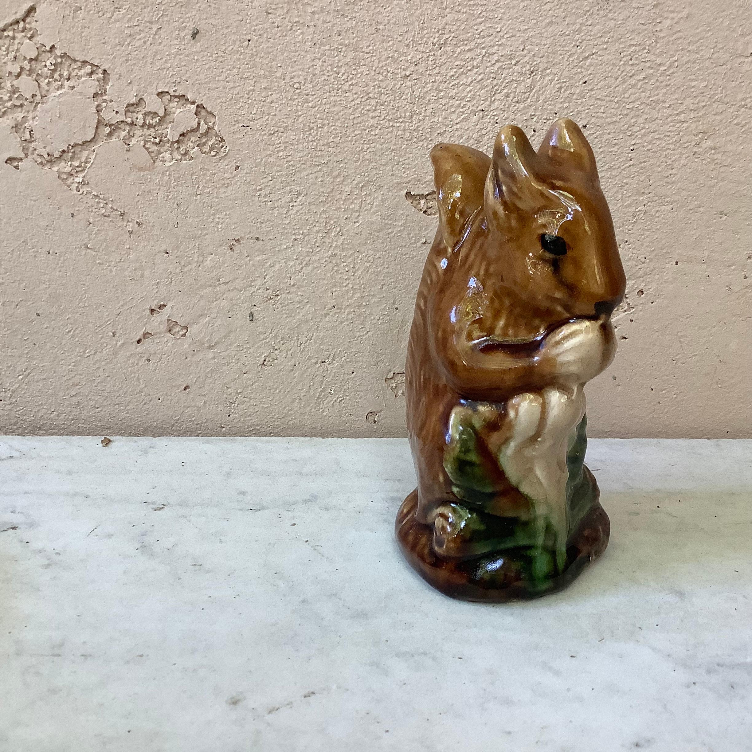 Majolica squirrel money bank Orchies, circa 1900.
The squirrel hold an hazelnut.