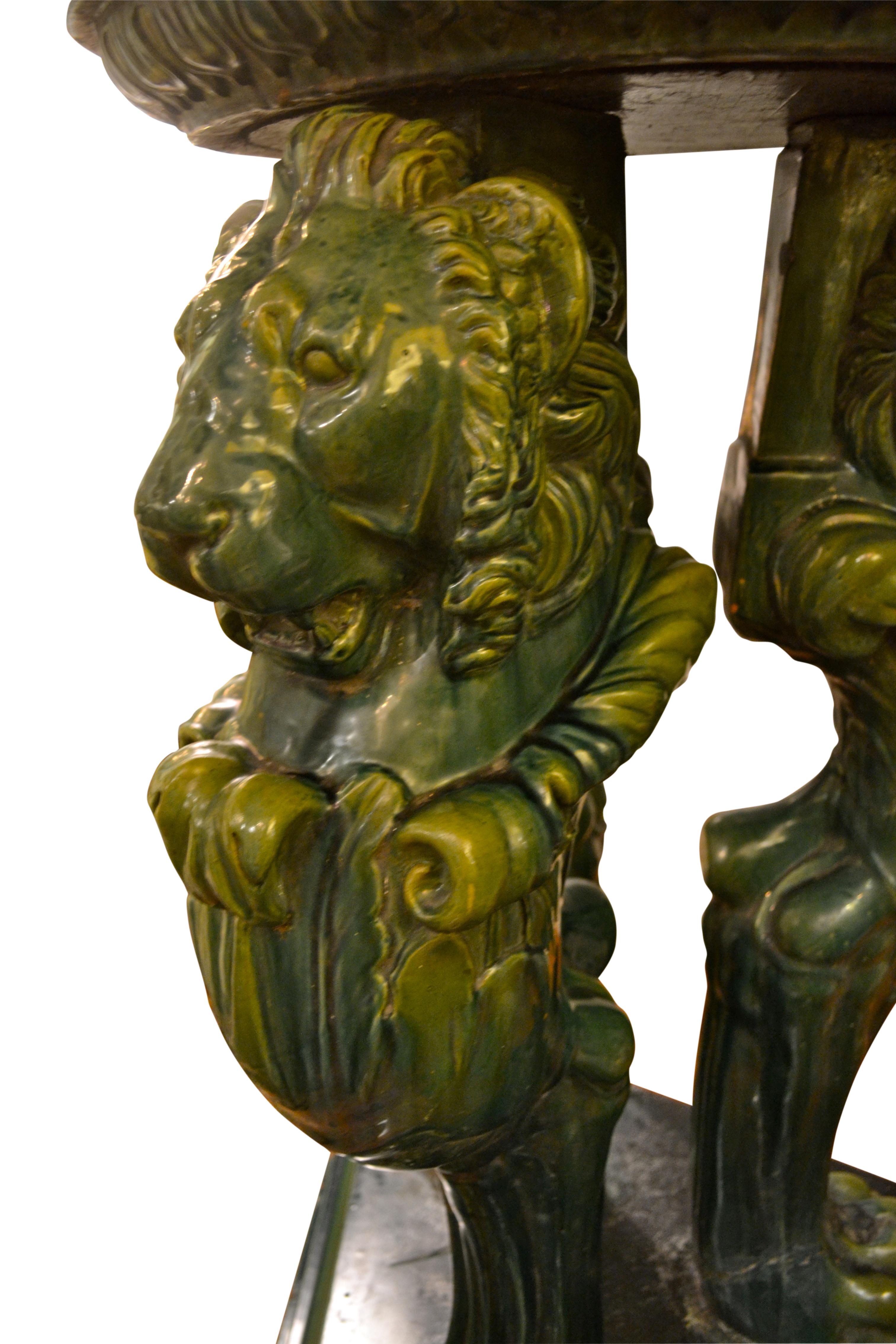 Vernissé 19ème siècle  Piédestal tripode de trapézophores anglais Grand Tour en majolique en vente