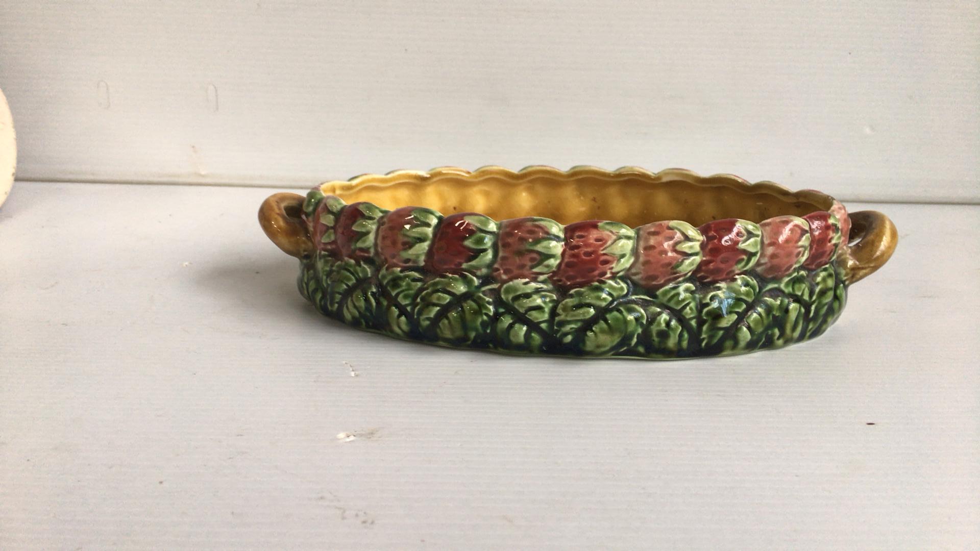 Majolica strawberries oval basket signed Sarreguemines, circa 1920.
Measures: Length 9.3 on 5.3 inches, height 2 inches.