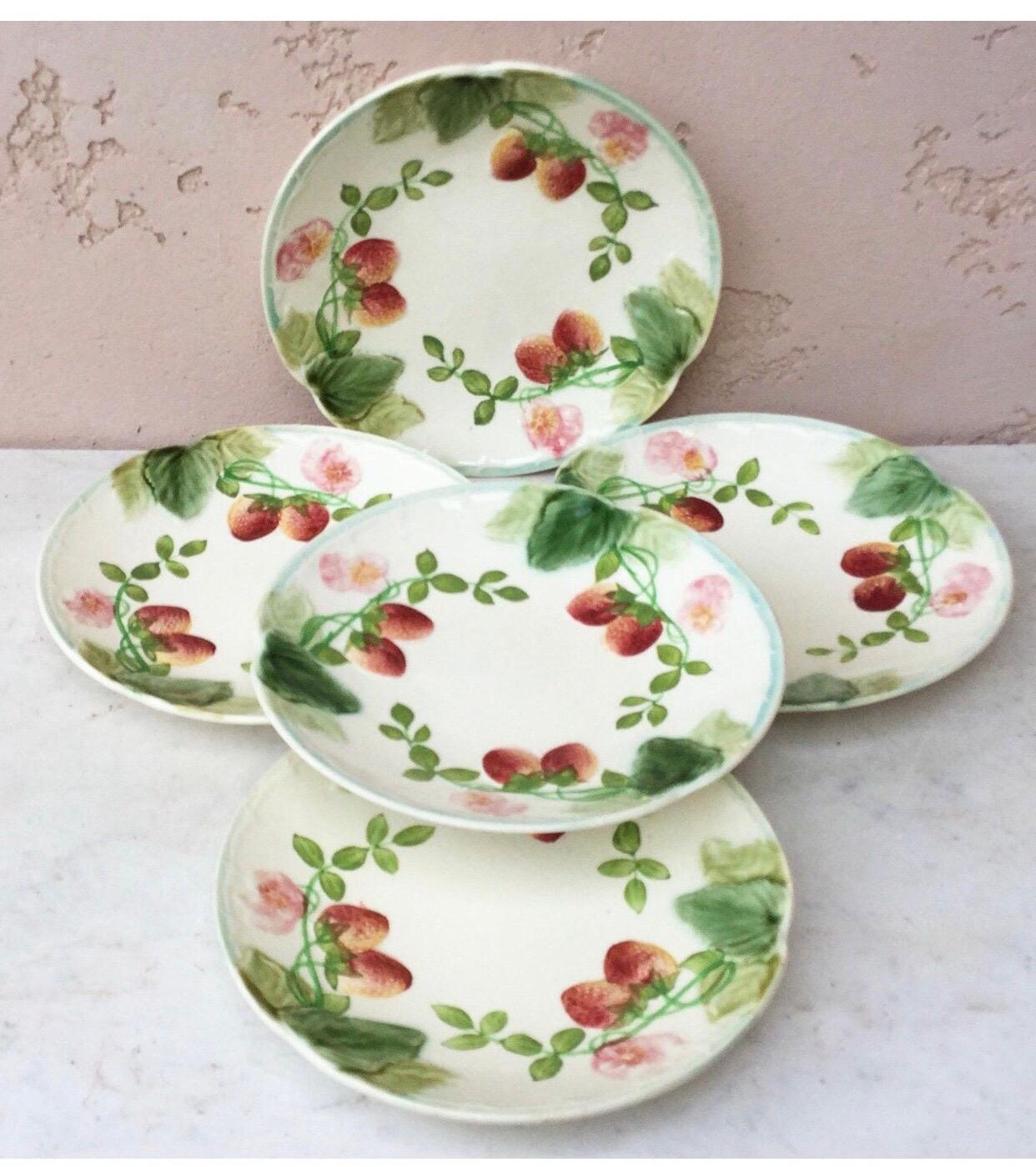 Plato de mayólica con fresas Choisy le Roi, hacia 1880 Provincial francés en venta
