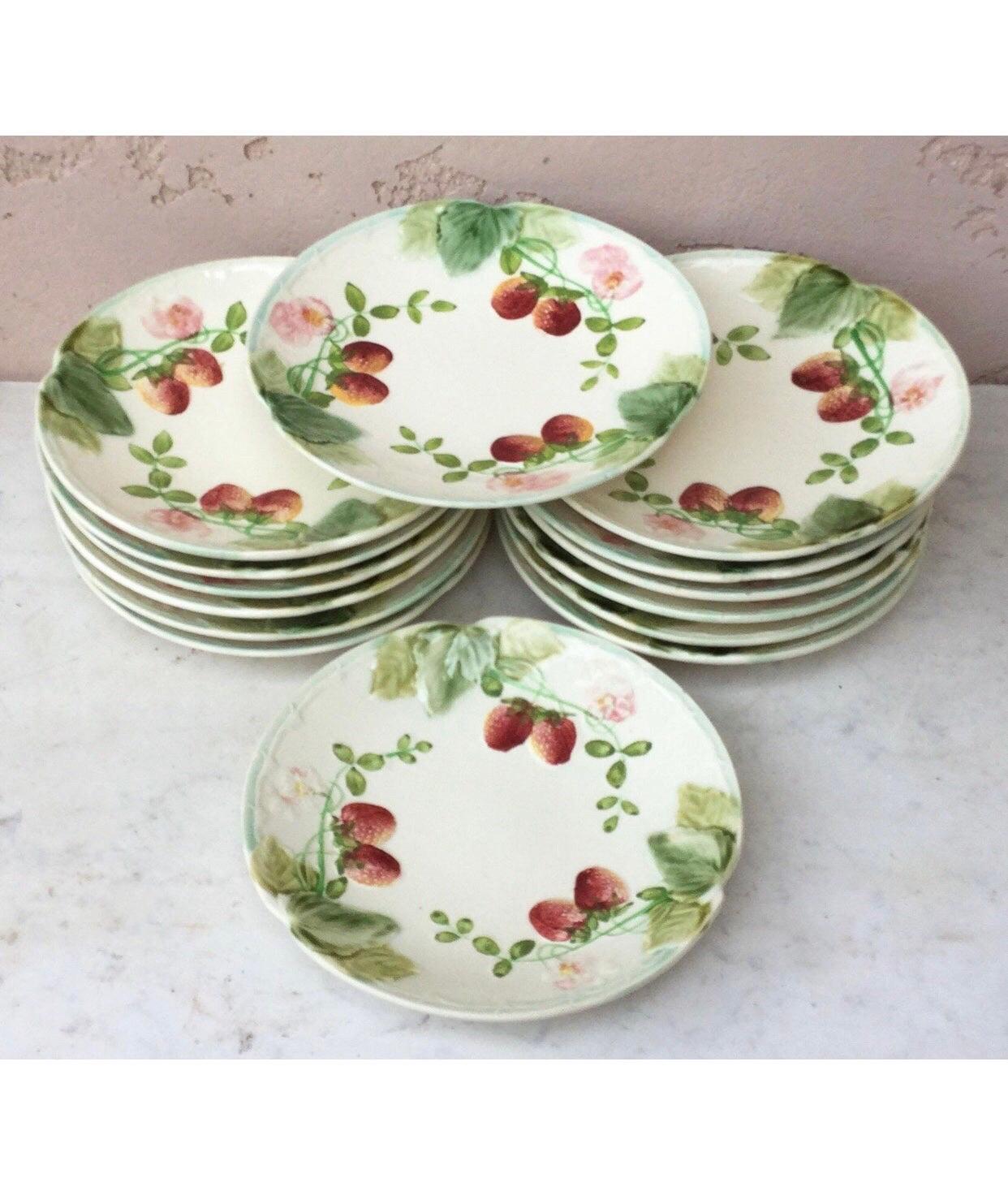 Plato de mayólica con fresas Choisy le Roi, hacia 1880 Francés en venta