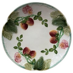 Piatto di fragole in maiolica Le Roi, 1880 circa