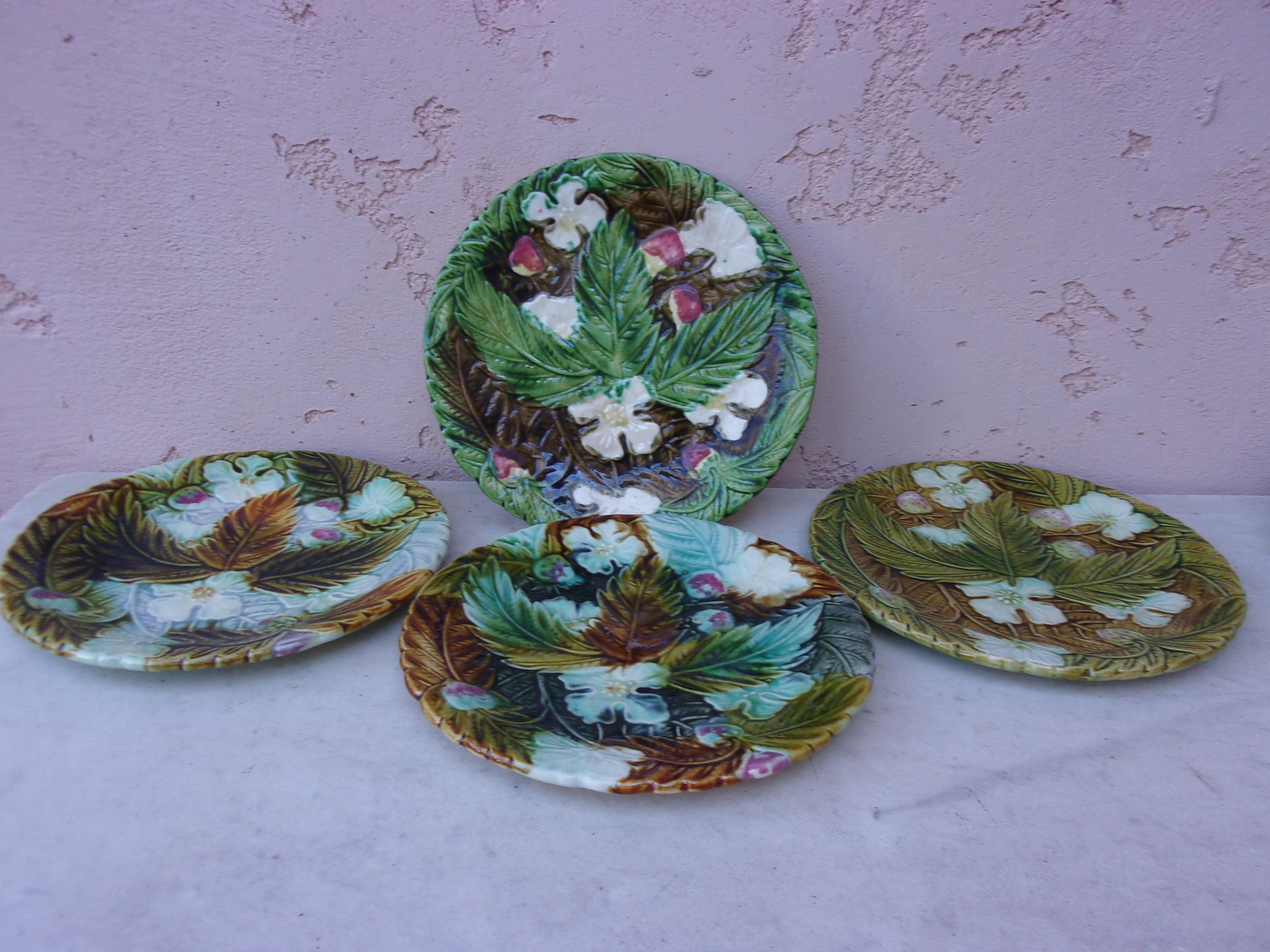 Majolica Strawberries Plate Orchies, circa 1890 In Good Condition For Sale In Austin, TX