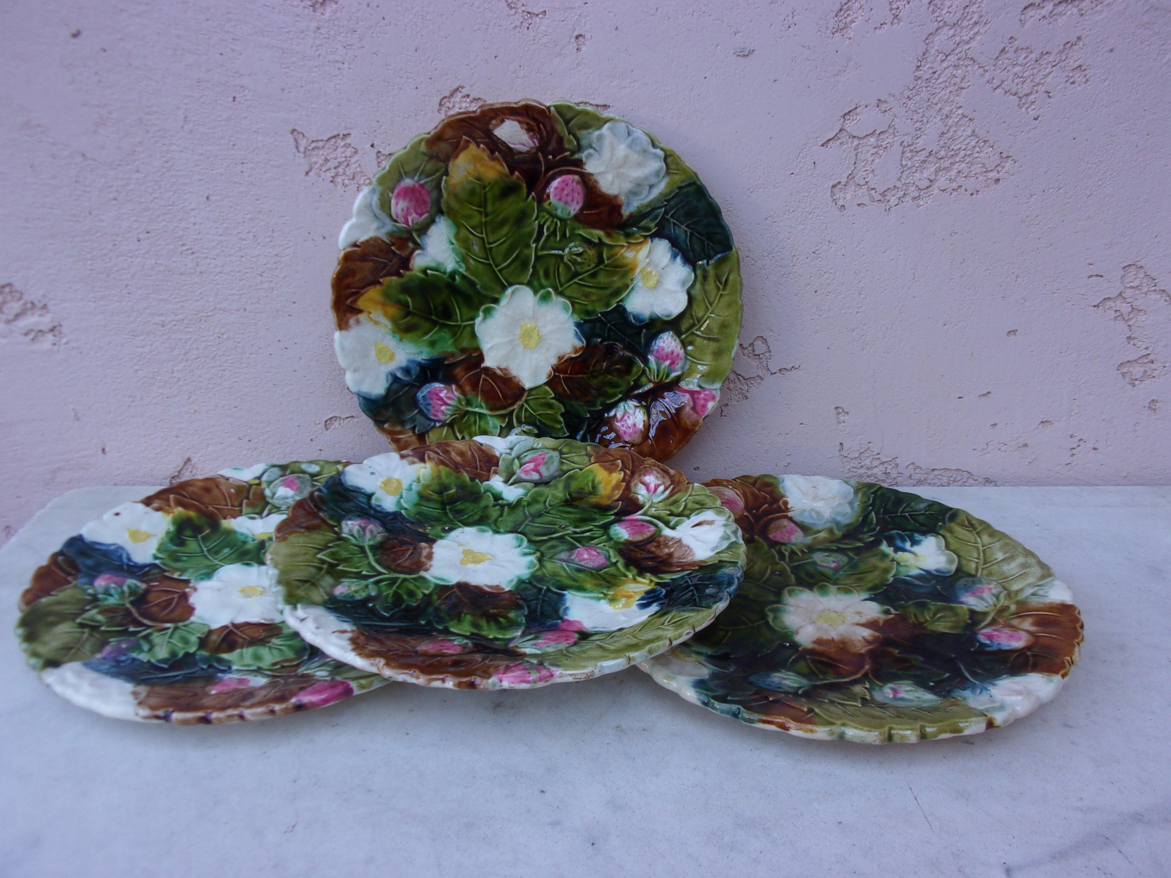 Majolica Strawberries Plate Orchies, circa 1890 In Good Condition For Sale In Austin, TX
