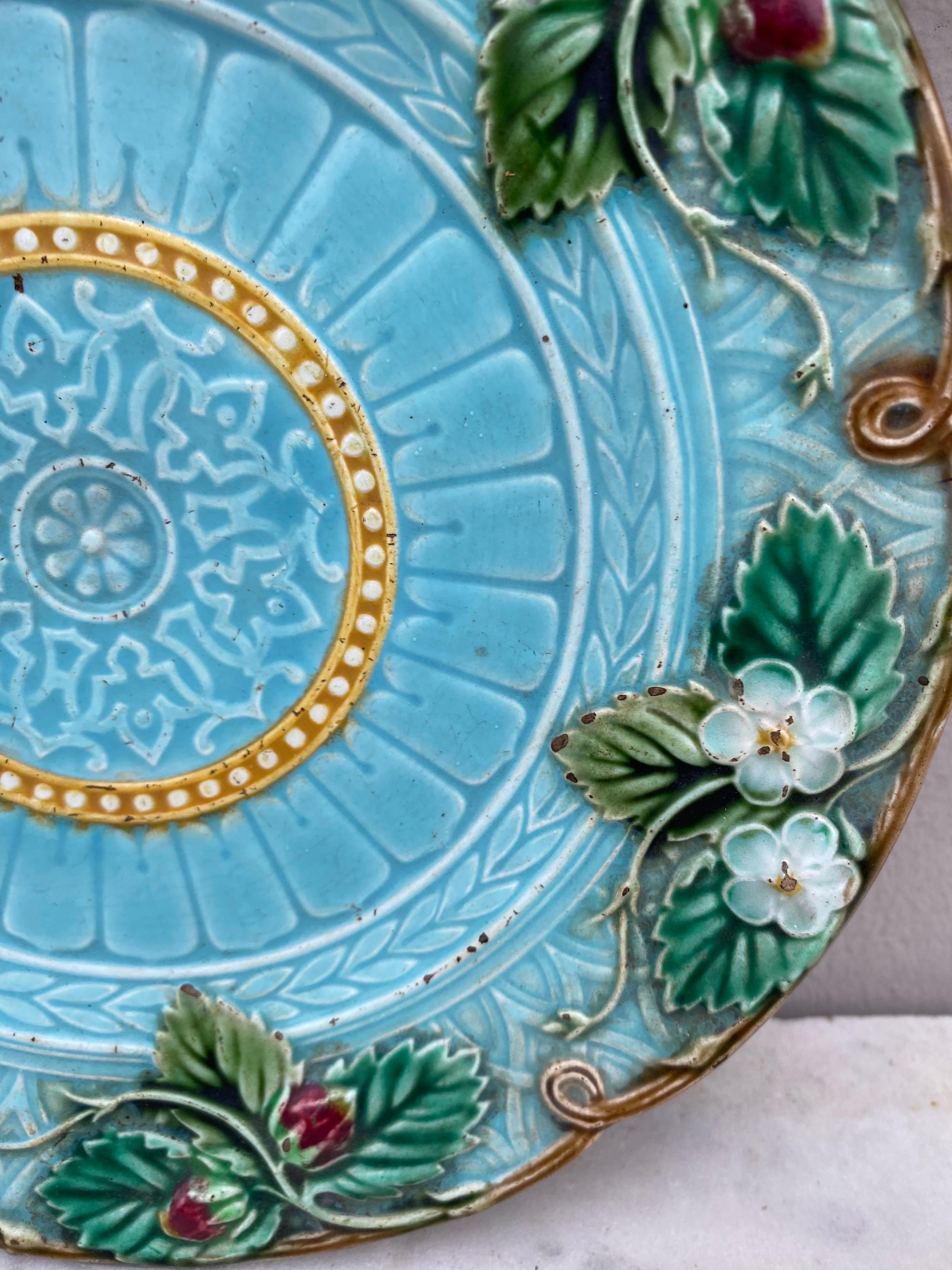 Assiette à fraises en majolique signée Sarreguemines Majolica, vers 1870.
 