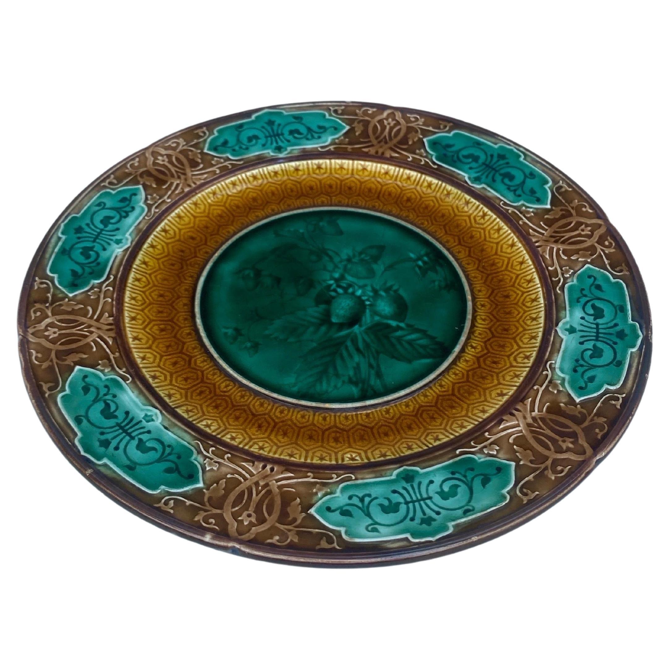 Piatto di fragole in maiolica firmato Sarreguemines Majolica, 1870 circa.
Motivo geometrico sul bordo.