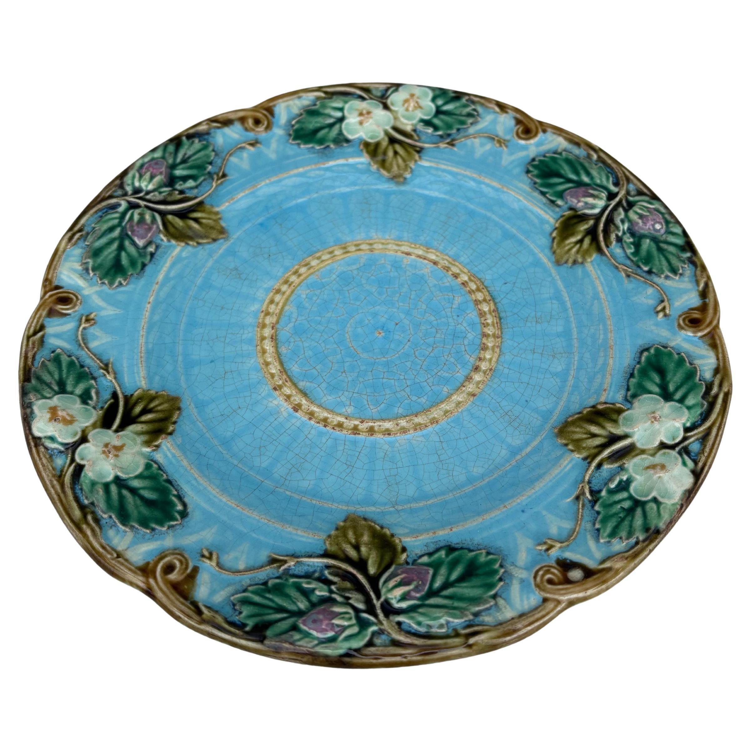 Plato de mayólica con fresas firmado Sarreguemines Majolica, circa 1870.
 