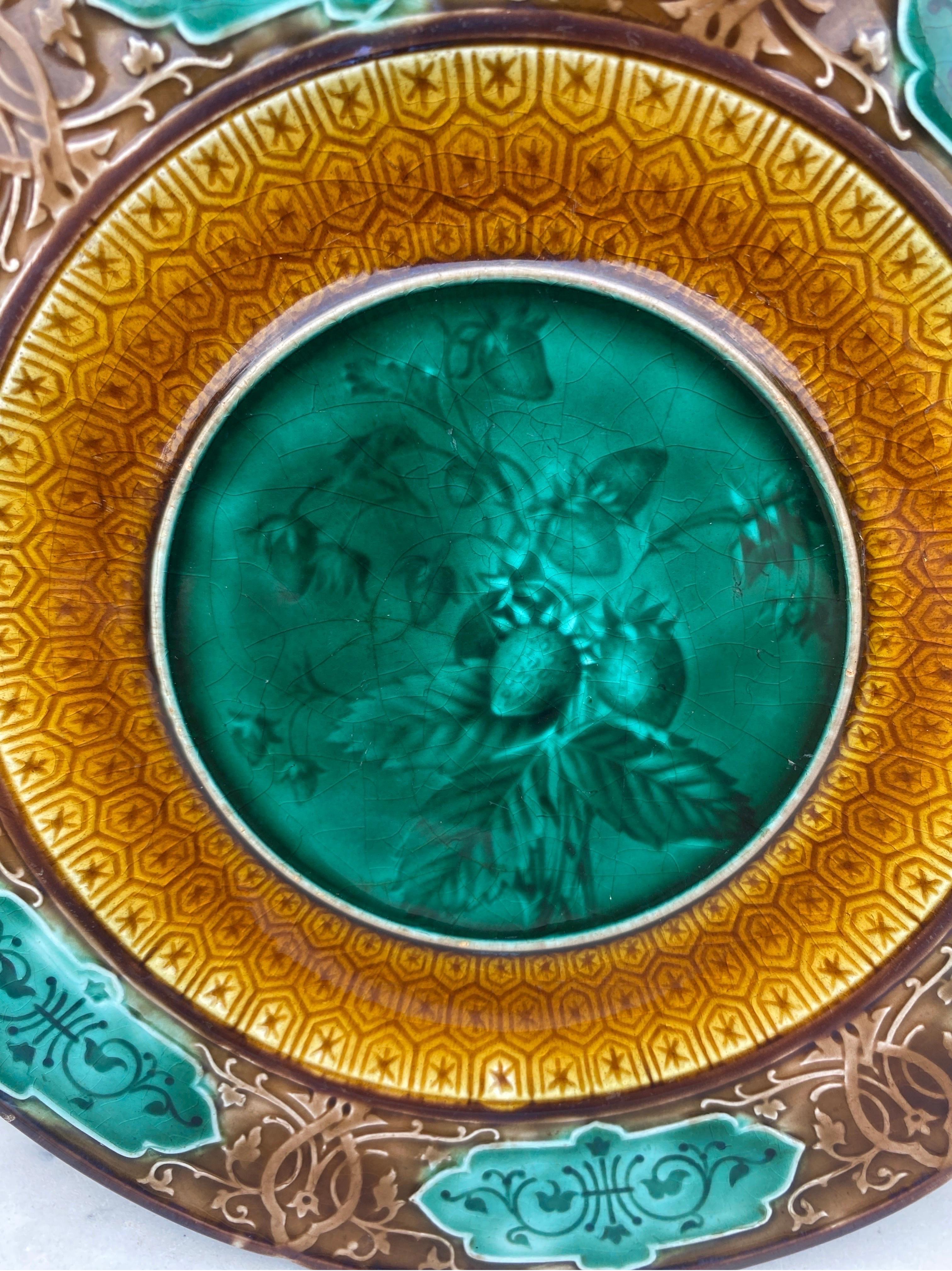 Vittoriano Piatto di fragole in maiolica Sarreguemines, 1870 circa in vendita