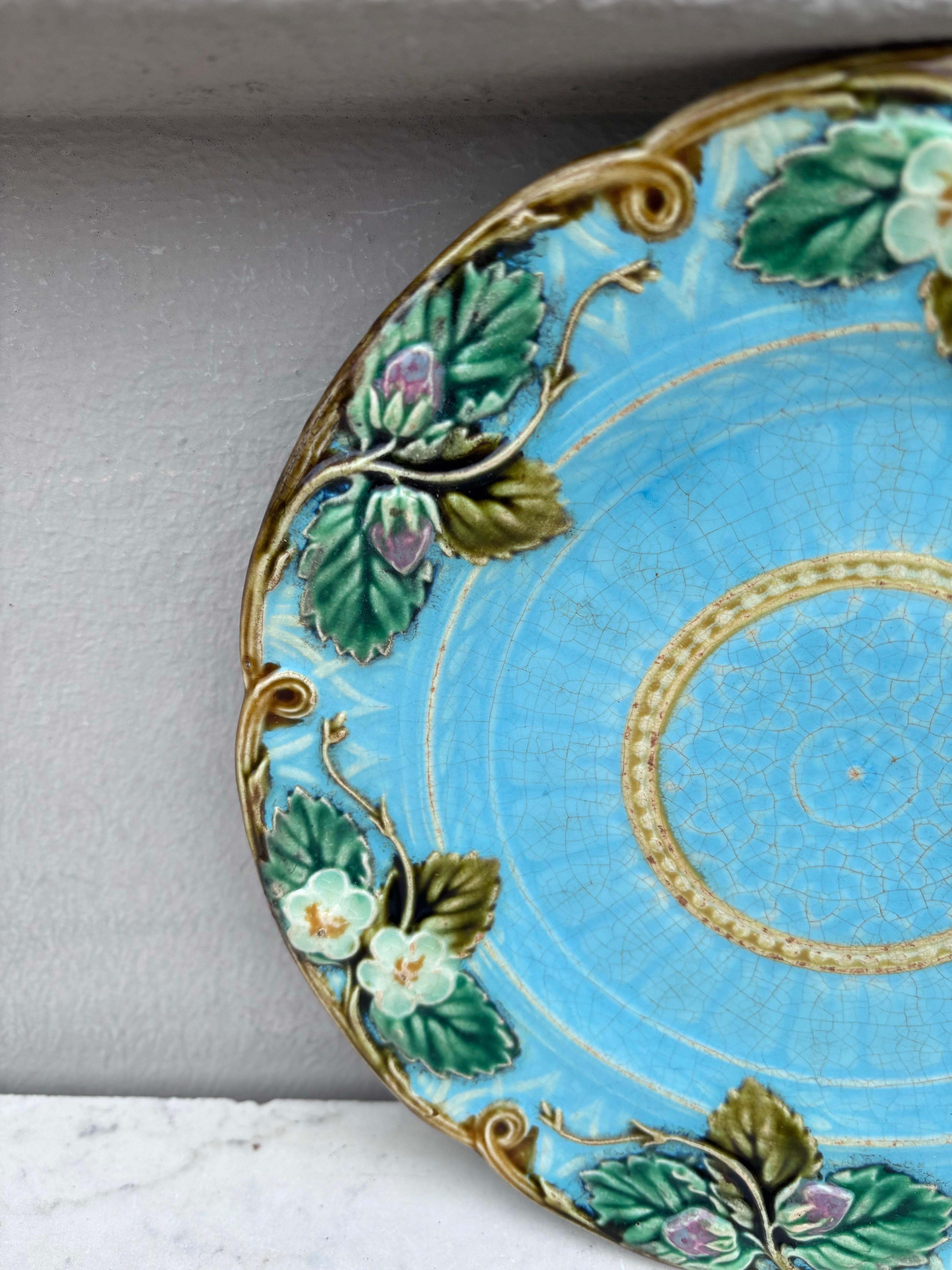 Plato de mayólica Fresas Sarreguemines, circa 1870 Victoriano en venta