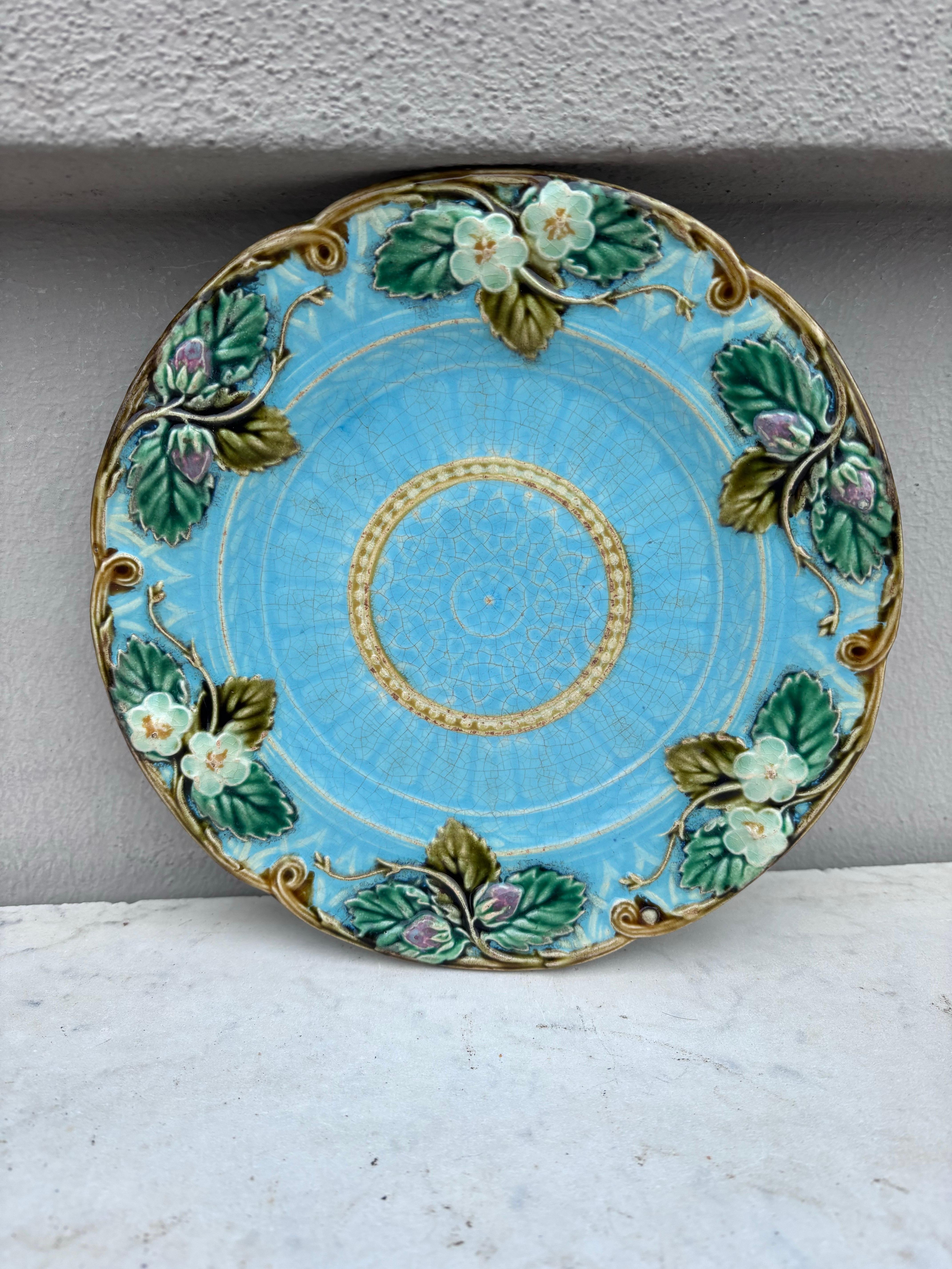 Plato de mayólica Fresas Sarreguemines, circa 1870 Francés en venta