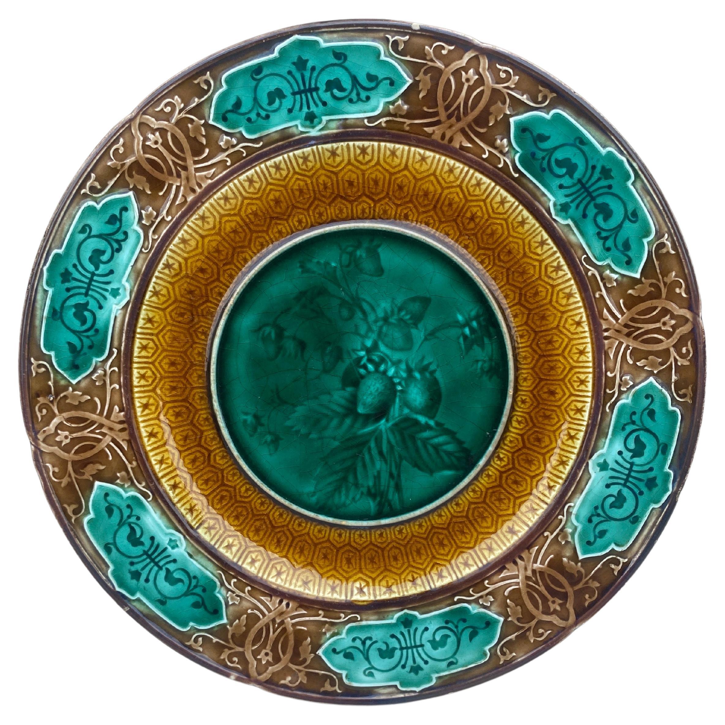 Piatto di fragole in maiolica Sarreguemines, 1870 circa