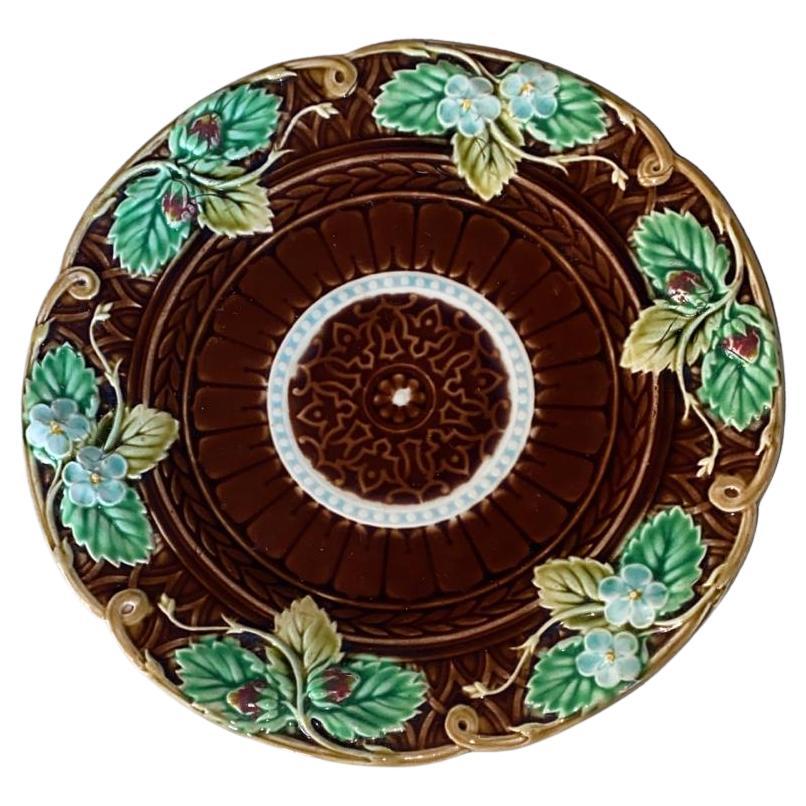 Piatto di fragole in maiolica Sarreguemines, 1870 circa