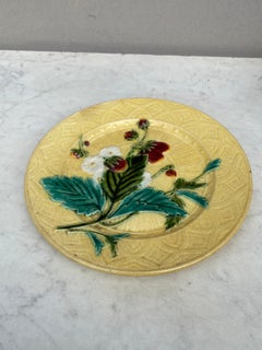 Piatto di fragole in maiolica Sarreguemines, 1880 circa