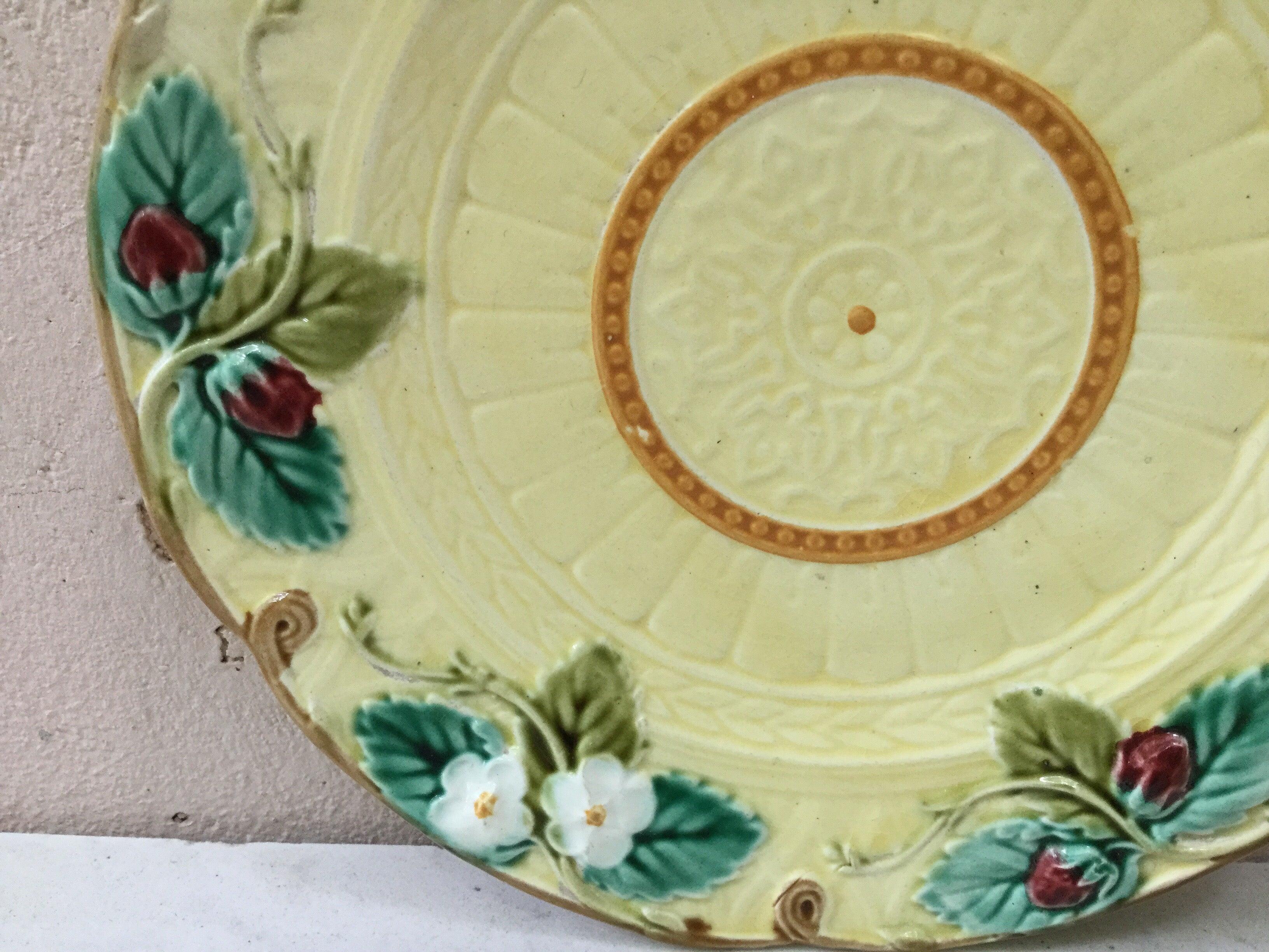 Français Assiette à fraises en majolique Sarreguemines, datant d'environ 1880 en vente